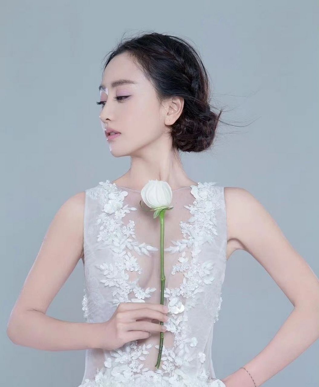 杨蓉晒棚拍造型,穿白色蕾丝v领连衣裙仙气十足又减龄