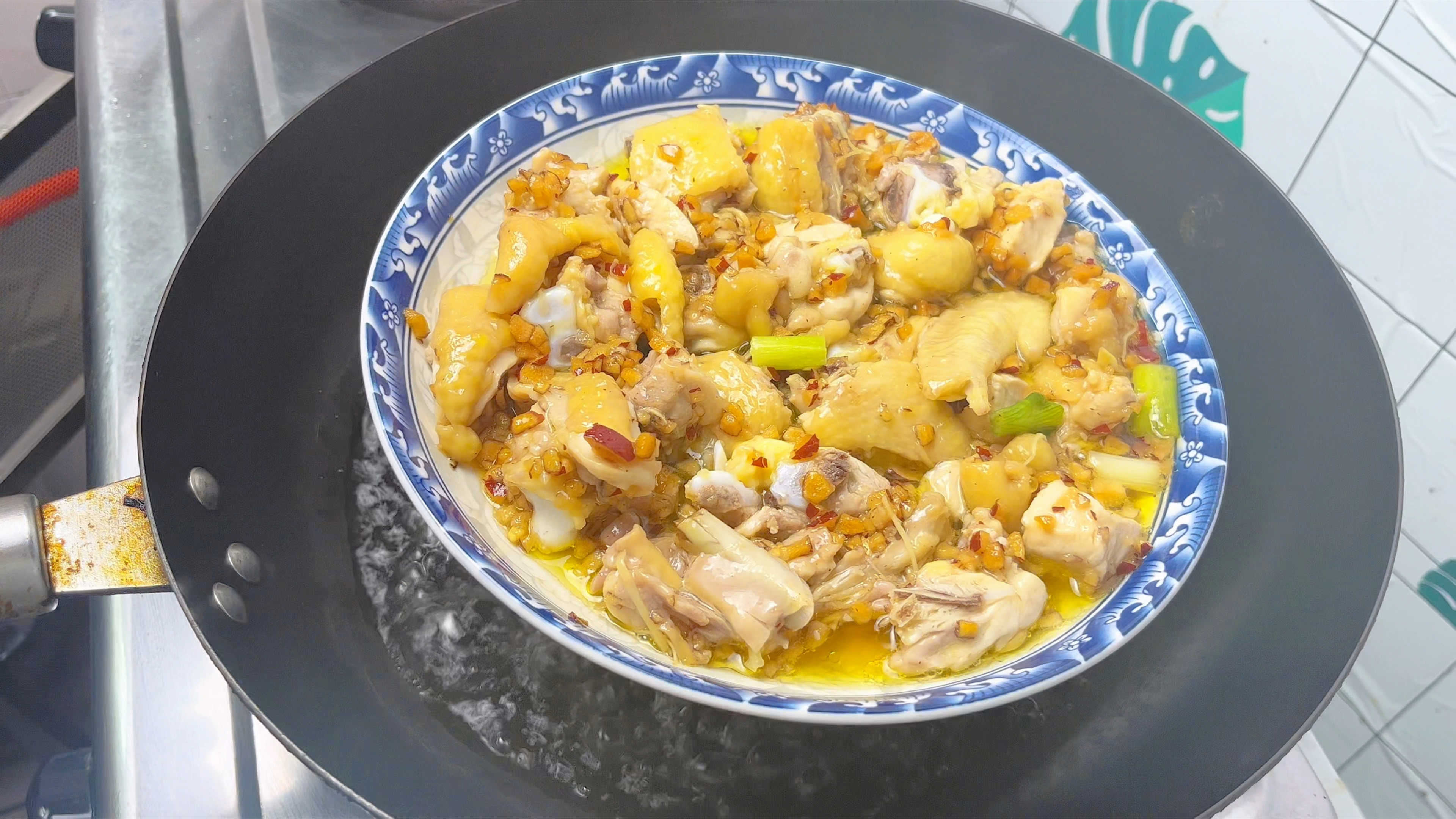 广东顺德名菜“枣蓉蒸鸡”,鸡肉嫩滑入味又香又甜,小孩爱不释口
