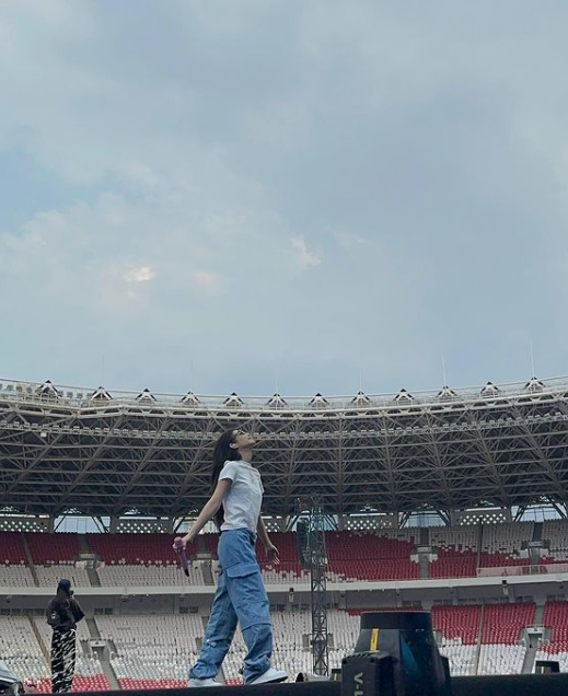 jennie极短裙被风吹起引起热议!害羞捂着裙子娇笑,成员们反应亮了