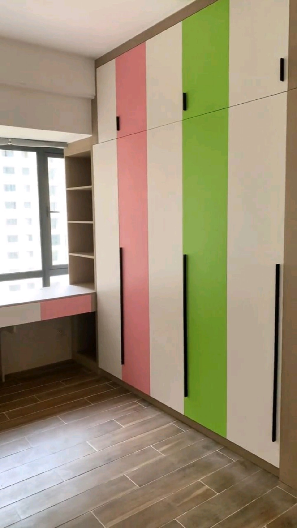 儿童房衣柜带转角书桌颜色搭配生活添多点色彩