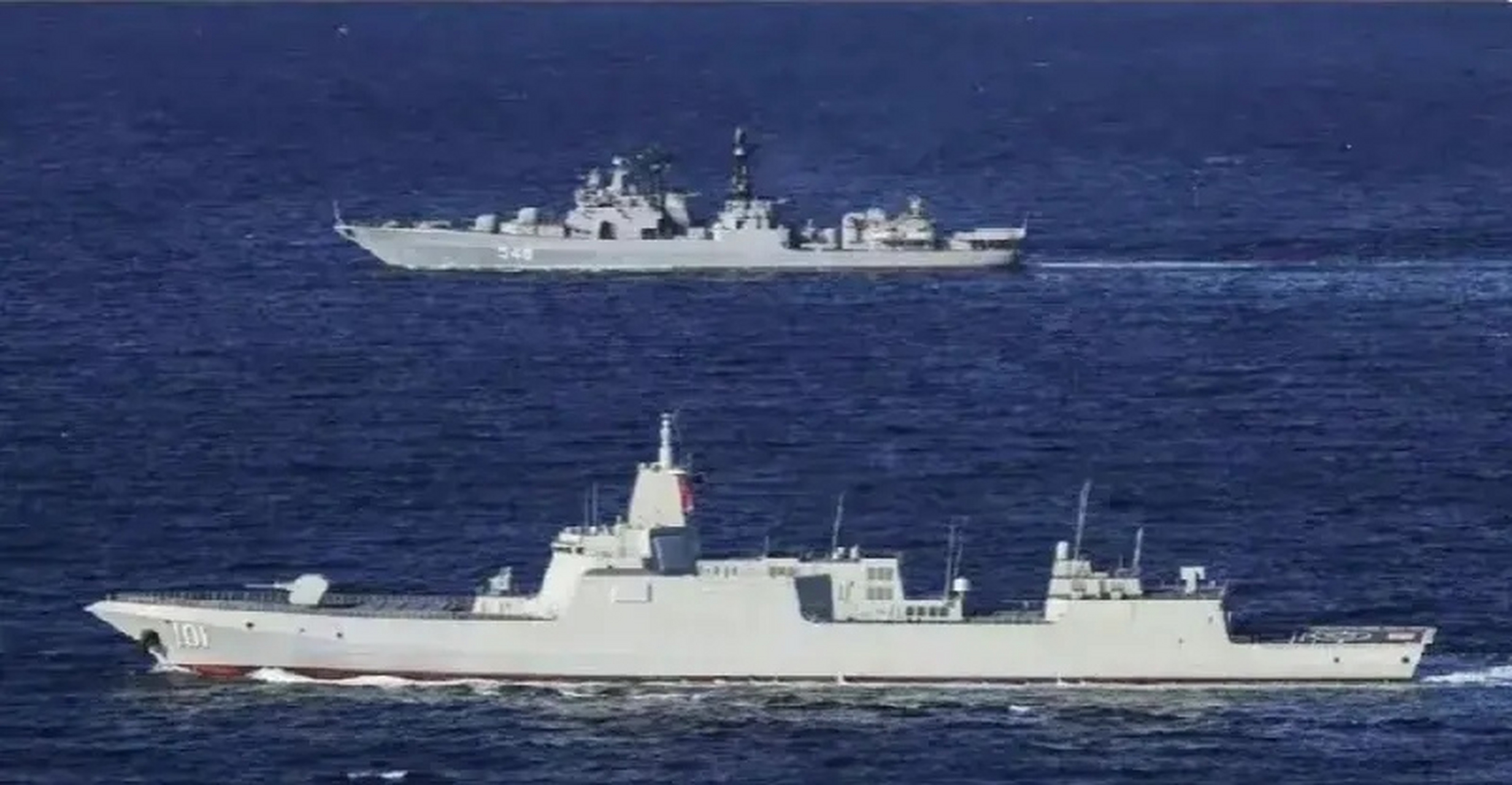 刚刚看到一则消息,说我国一艘052d导弹驱逐舰,被美国军舰包围后信号全