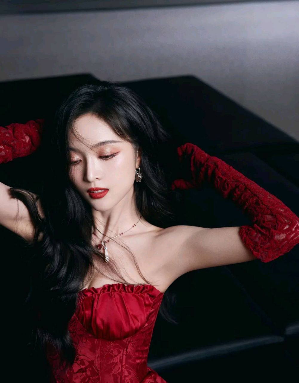 吴宣仪红色抹胸礼服裙造型美艳动人#明星出圈的穿搭# #娱乐大赏# #一