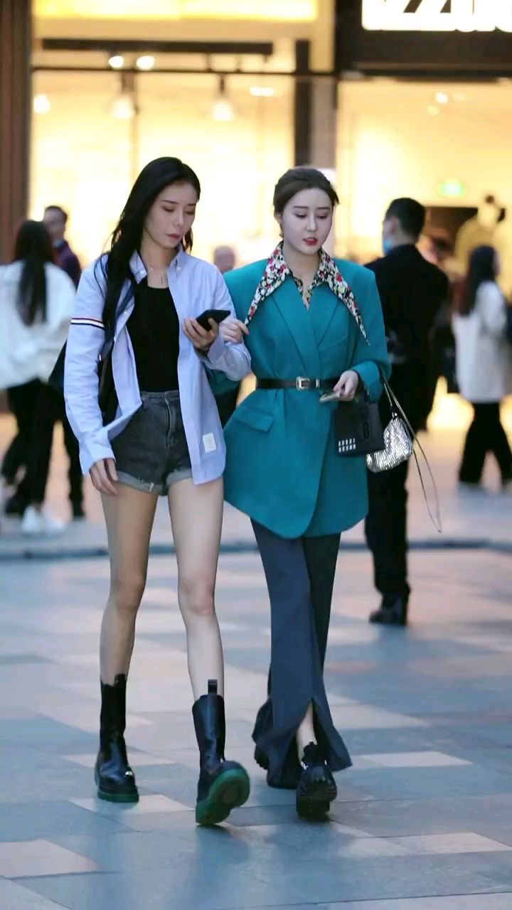 街拍:姐妹花牛仔短裤逛街芊芊玉腿性感漂亮