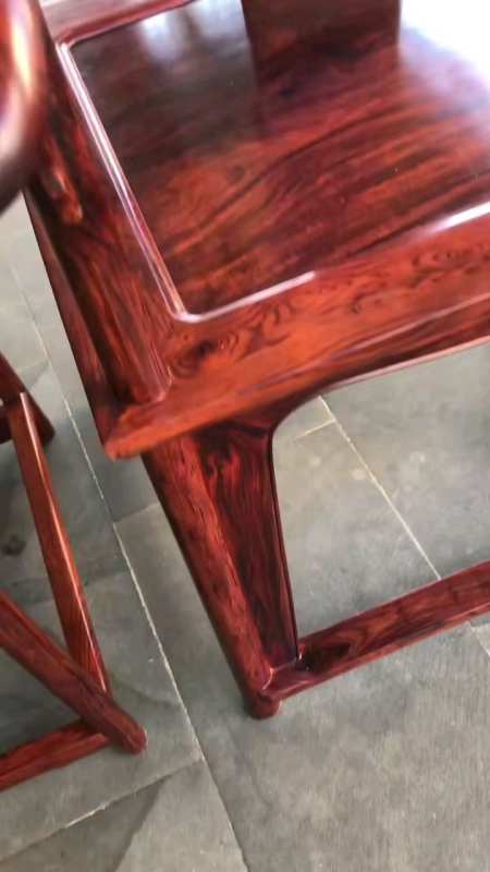 海南黄花梨老料圈椅,面板全独板为同料纹理漂亮规格:101 cm总高,座面