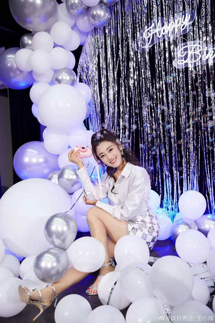 玖月奇迹组合的王小玮拥有着一双会弹钢琴的脚,她的表演极具开创性和