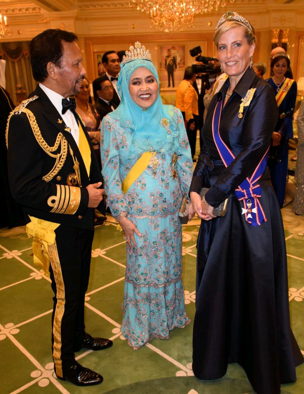 文莱王室的王冠比大多数欧洲王室的都奢华,但为啥戴着就不高级?