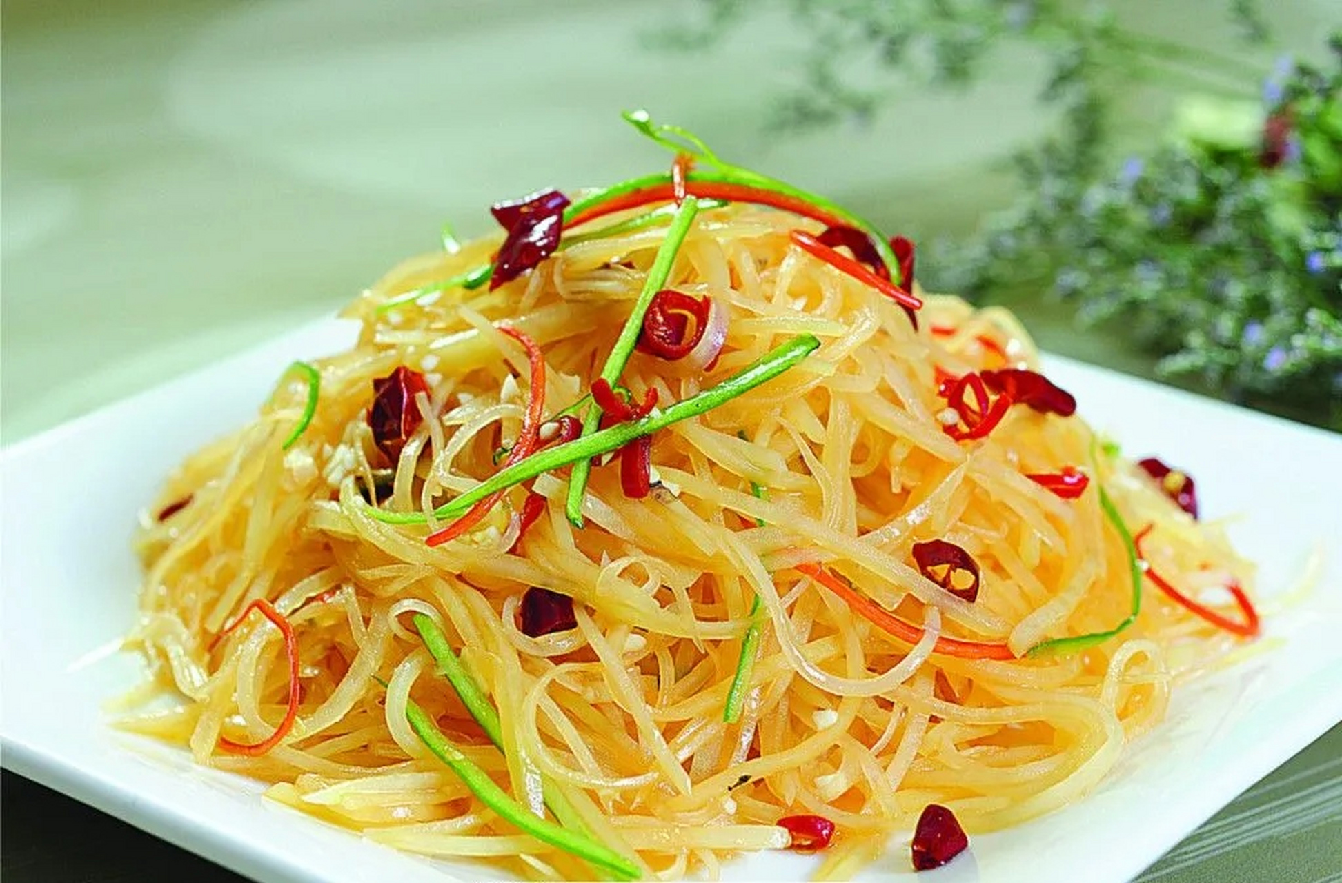 酸辣土豆丝是一道经典的川菜,也是家常菜中常见的一道下饭佳肴.