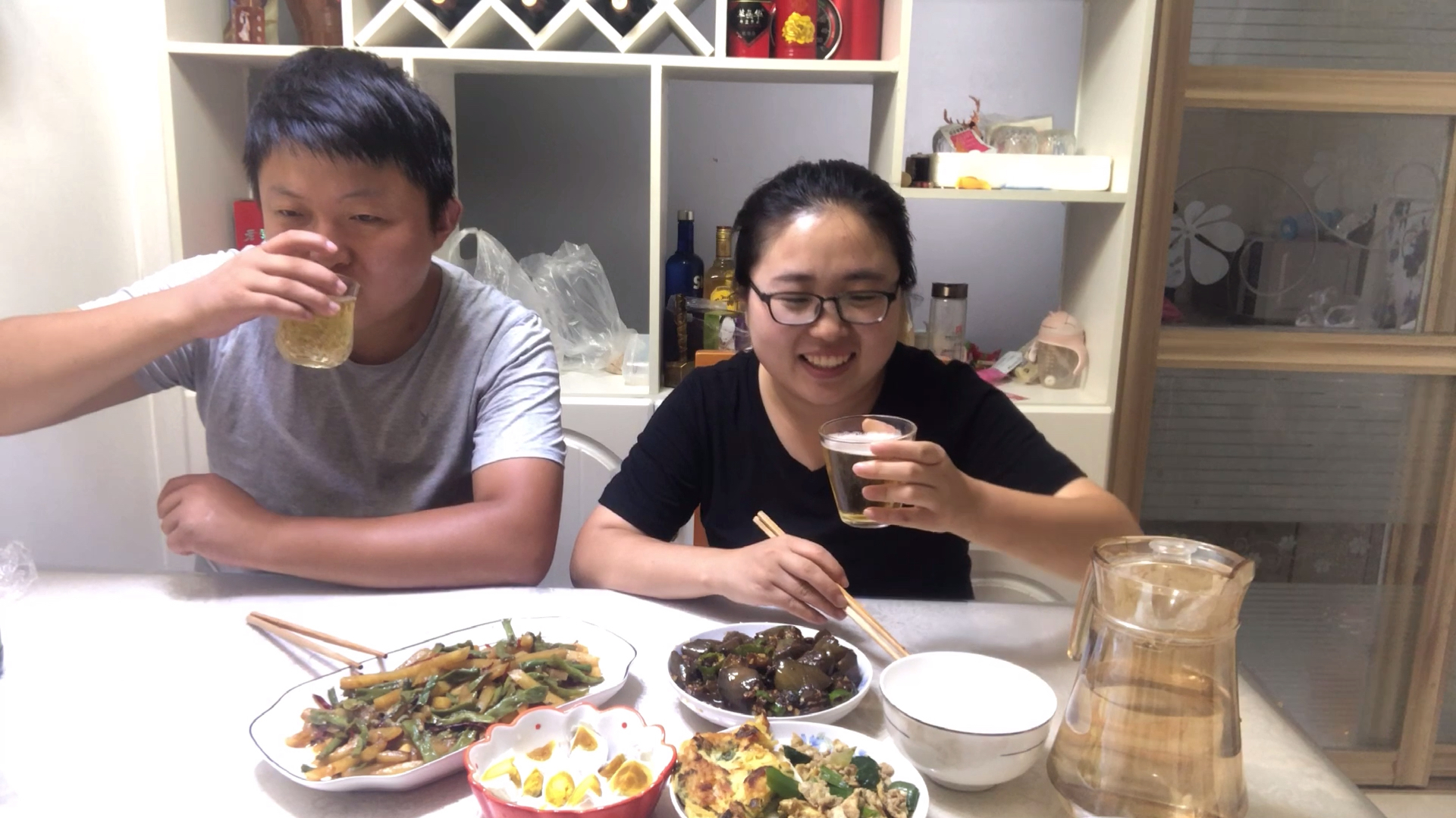 炒了一桌好菜,红烧茄子,土豆炖豆角,陪老公喝点,小日子高兴