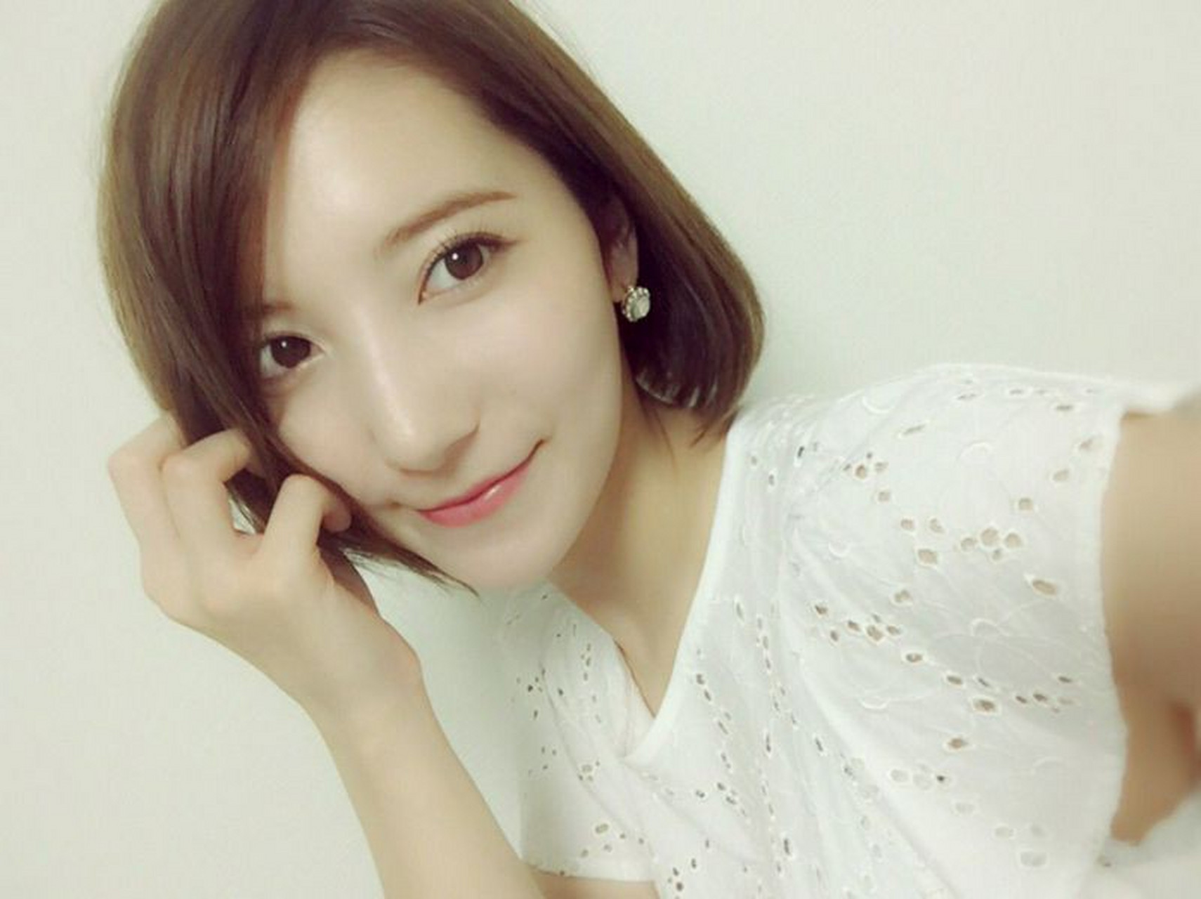 短发美人迷人生活照