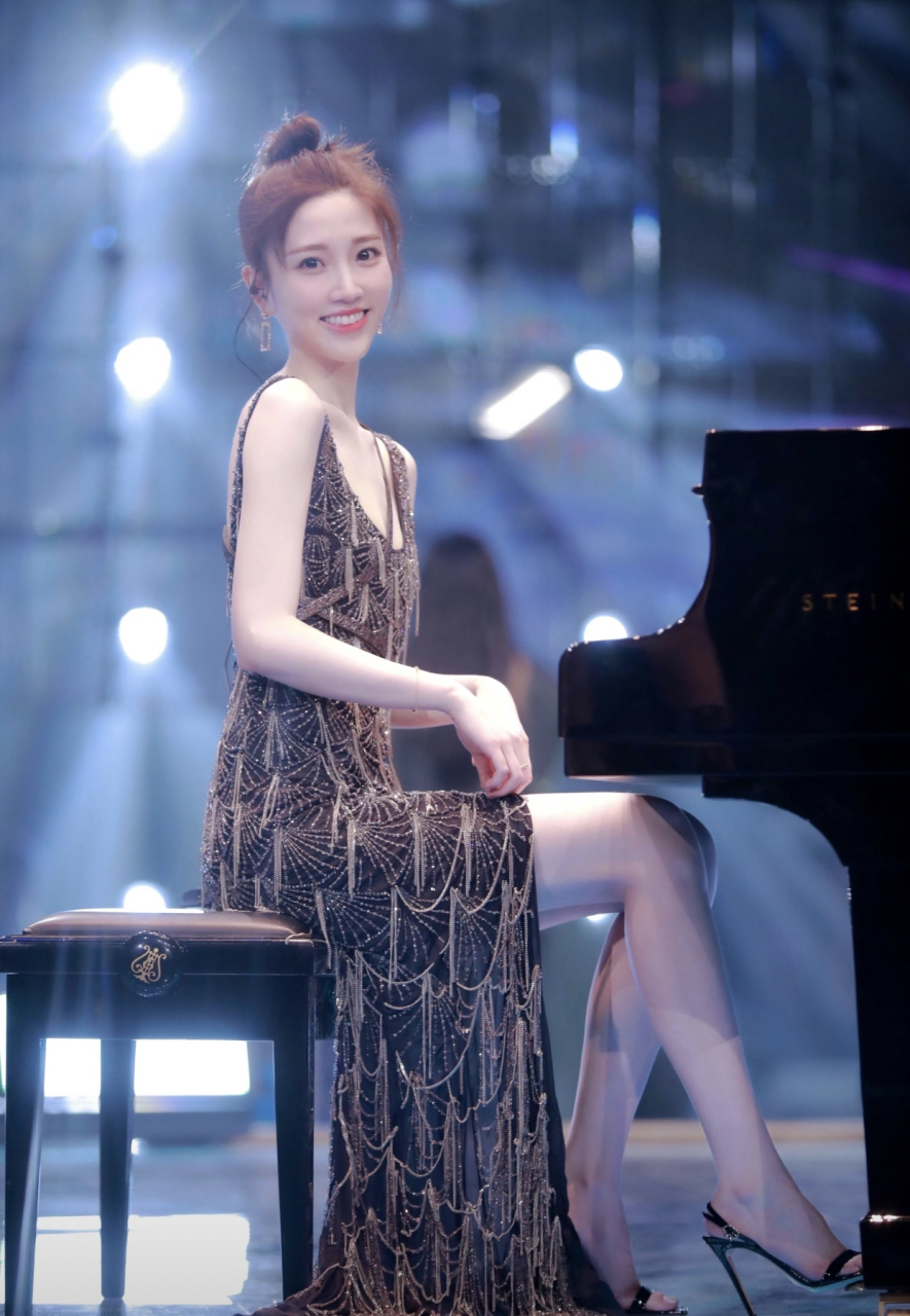 张纯烨,肤白貌美,两条大长腿尤其亮眼,而且弹钢琴的样子让人沉醉,沉醉