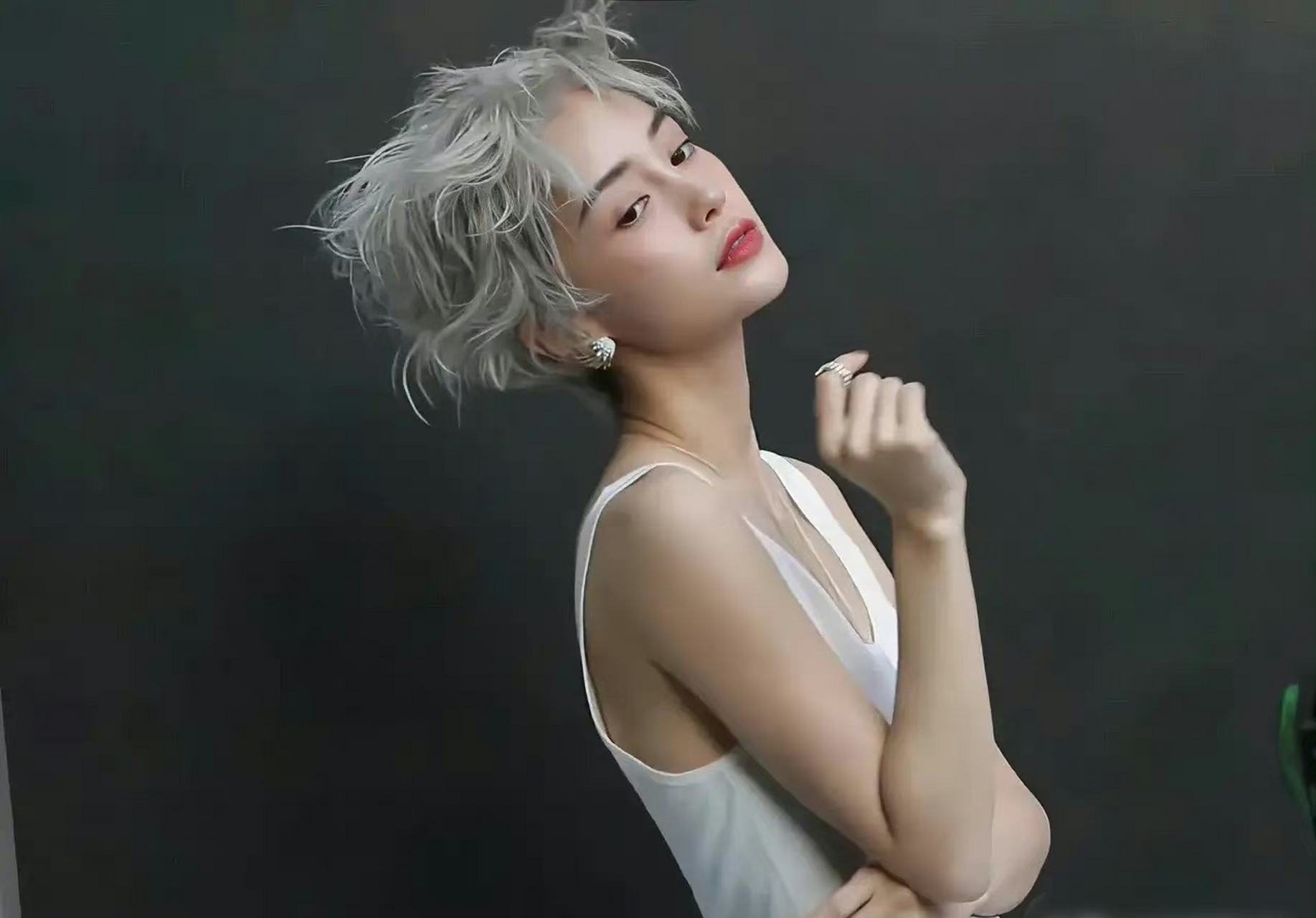 angelababy银色短发太酷了