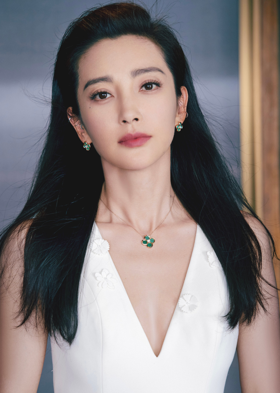 李冰冰穿白色礼服典雅大气,窗前高调秀美背仪态优雅#完美身材