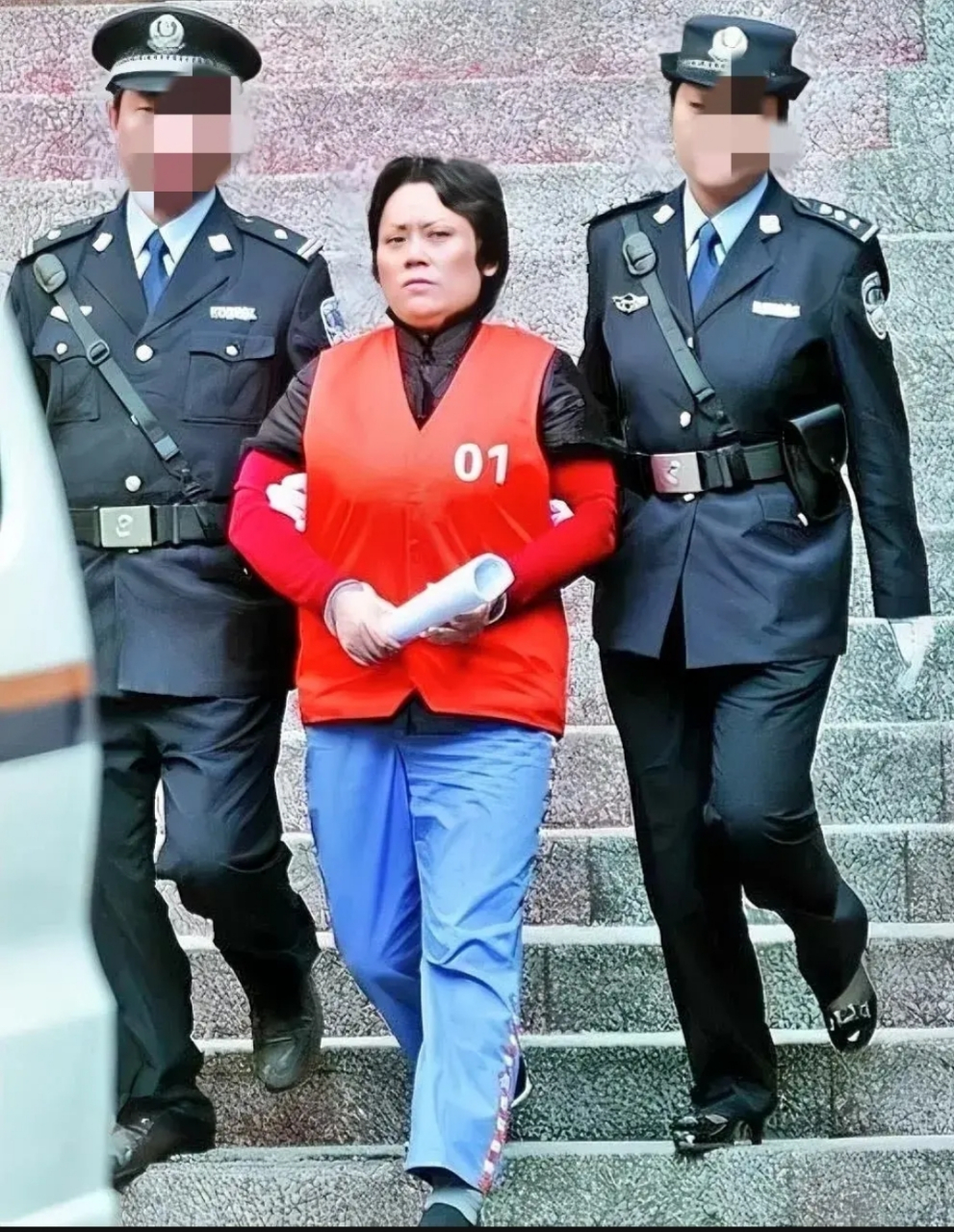 2009年,重庆"黑赌教母"谢才萍,在看守所留下的一张照片,镜头中的她留