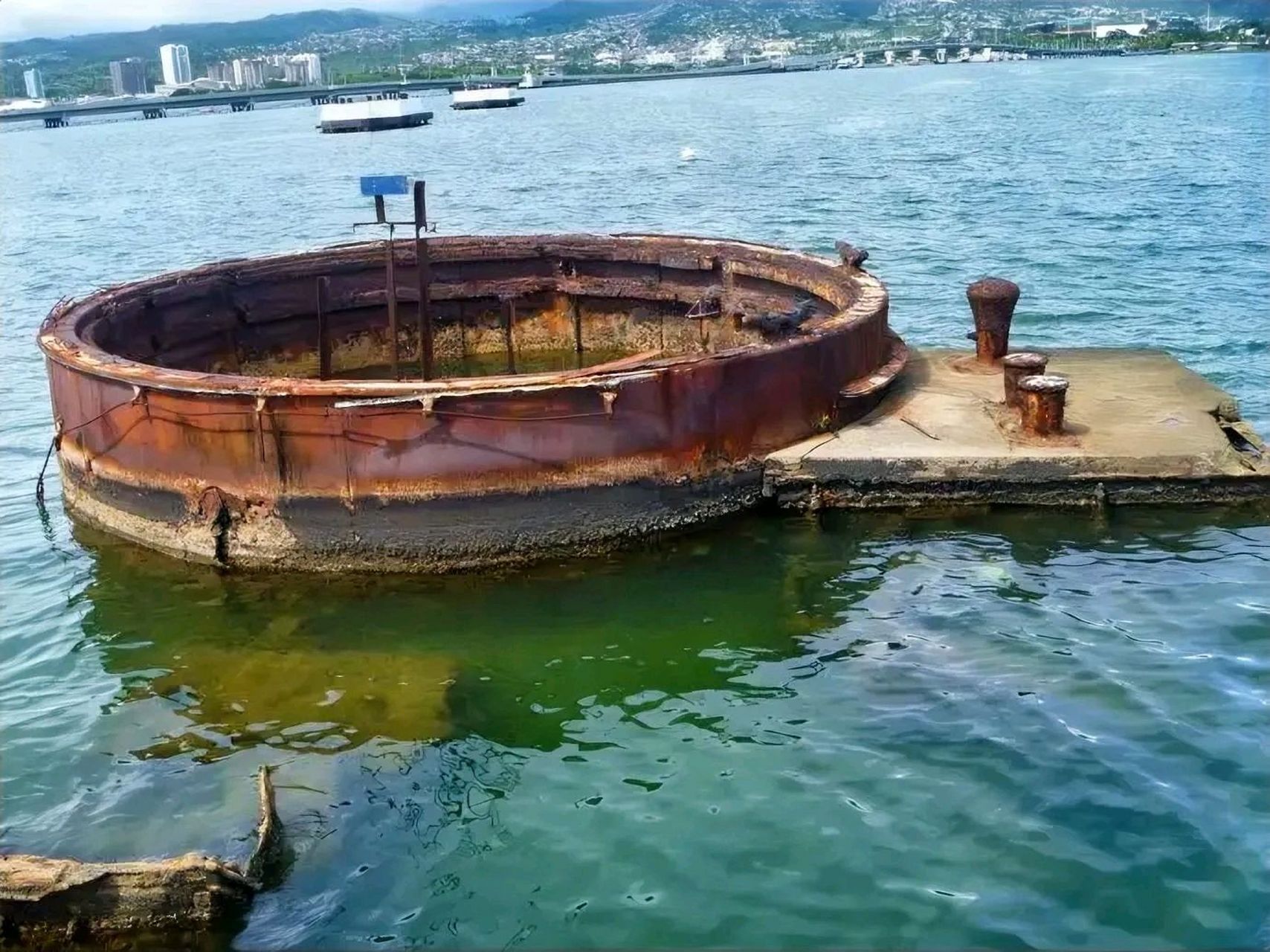 被日本人击沉于珍珠港的美国海军亚利桑那号战列舰仍然每天泄漏2-9升