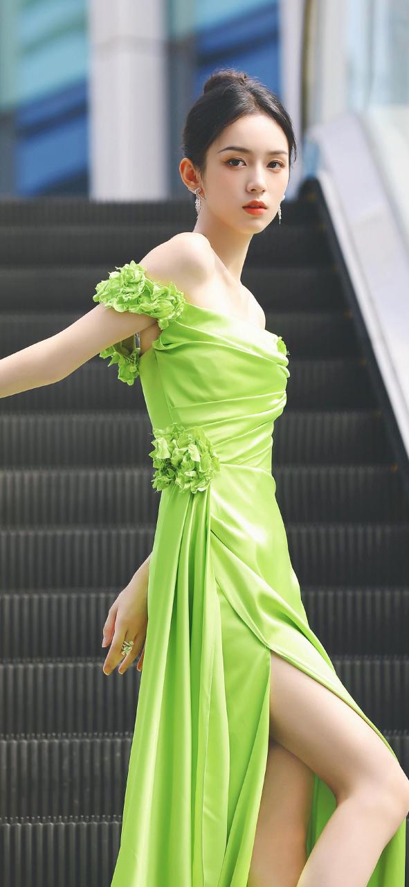 周也果绿色抹胸长裙唯美壁纸!#女明星的盛世美颜# #气质美女# #明星