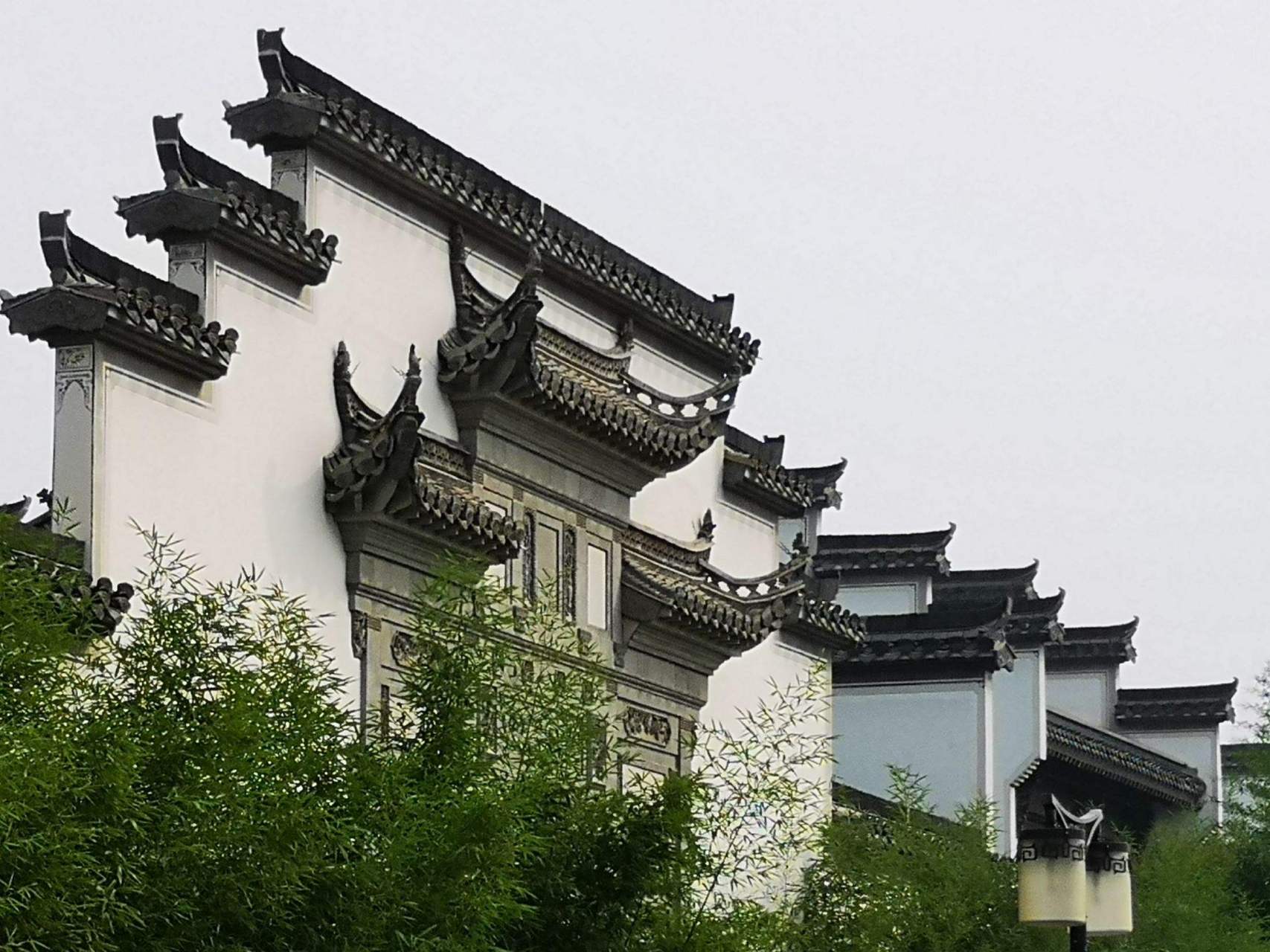 徽派建筑  由于徽州文化和地理位置等因素的影响,徽派建筑有其独具