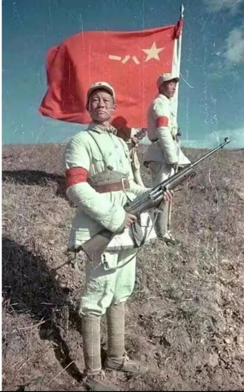 1949年,插着红旗,端着钢枪的解放军战士,他手里握着是美国最先进的m