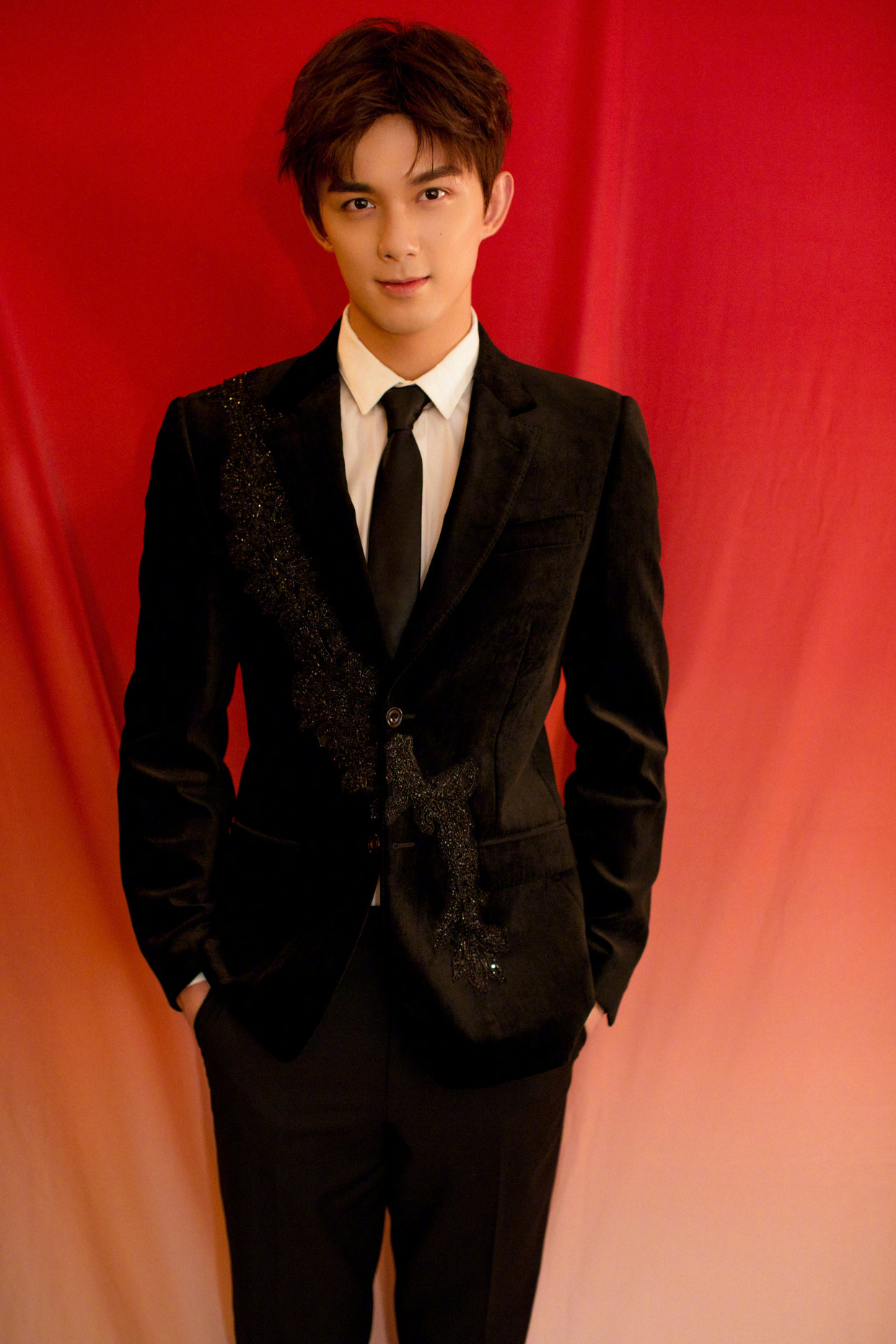 吴磊早秋西服套装亮相,精致而沉稳的黑色系look