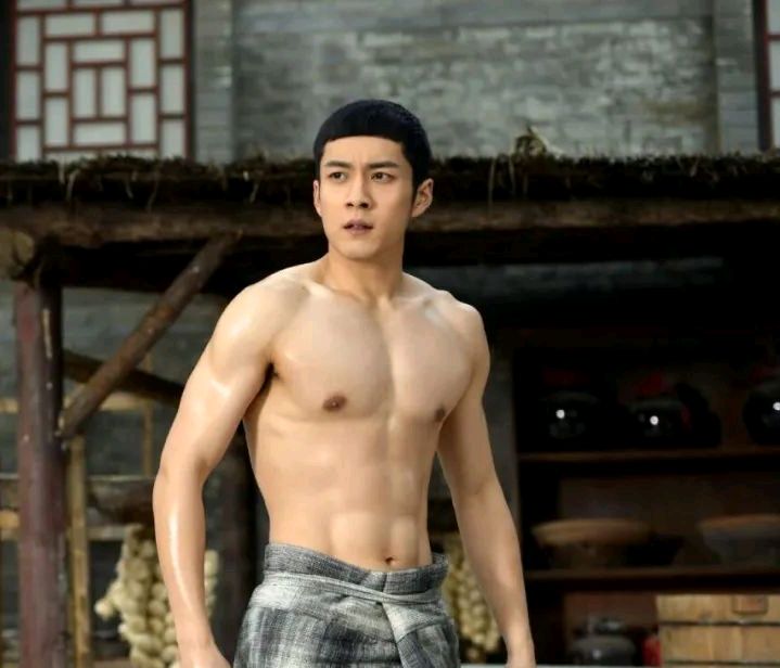 韩东君展现六块腹肌与公狗腰!拍摄洗澡戏份毫不保留,太拼了!