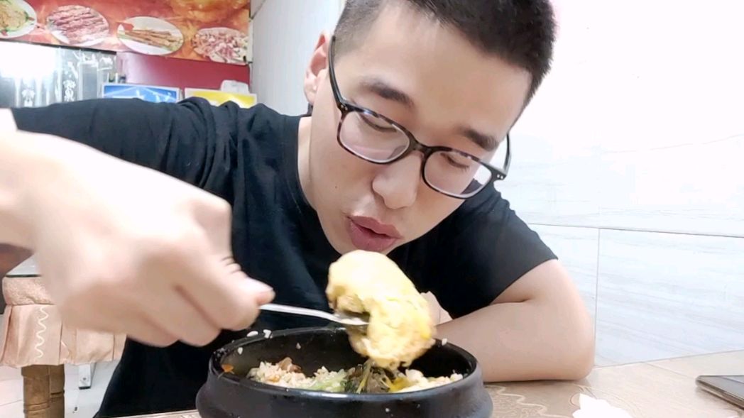 镇江小伙又寻觅到一家好吃的石锅拌饭,配上鸡锁骨烤臭干美了!