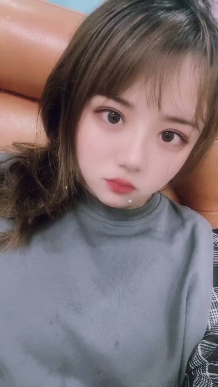 美女圆圆的脸,很单纯可爱