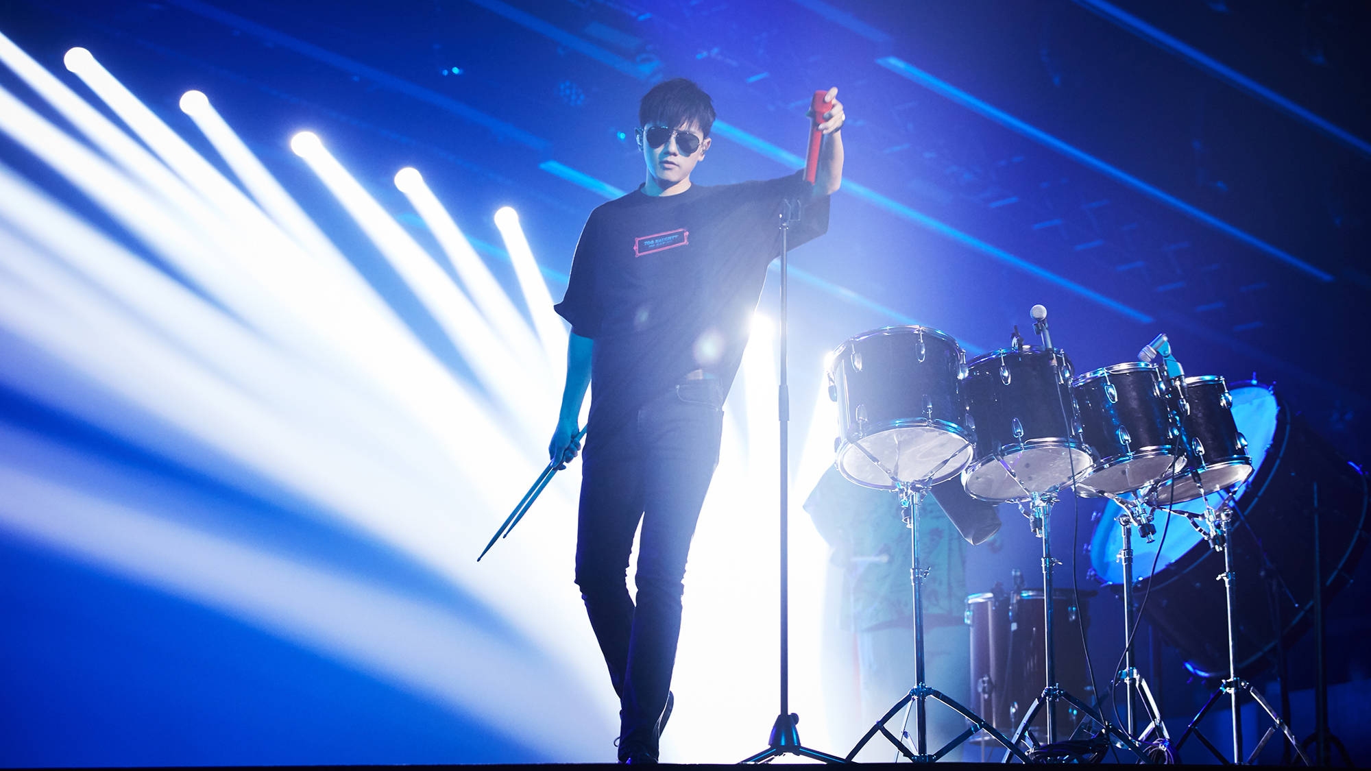 歌手张杰,天籁之音,感心动耳,来看舞台照和写真照吧