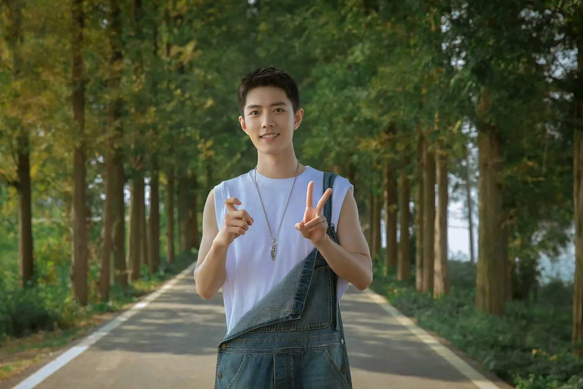 肖战刚出道时,由于性格问题,被龙丹妮不喜,肖战和人相处很暖男,但不够