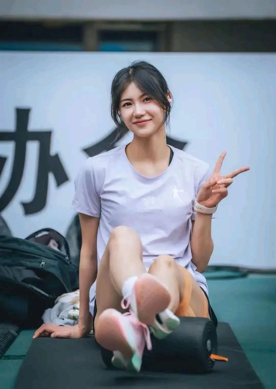 网友支持夏思凝的主要理由是她更自然,低调,没有整容,拥有一张"高级脸