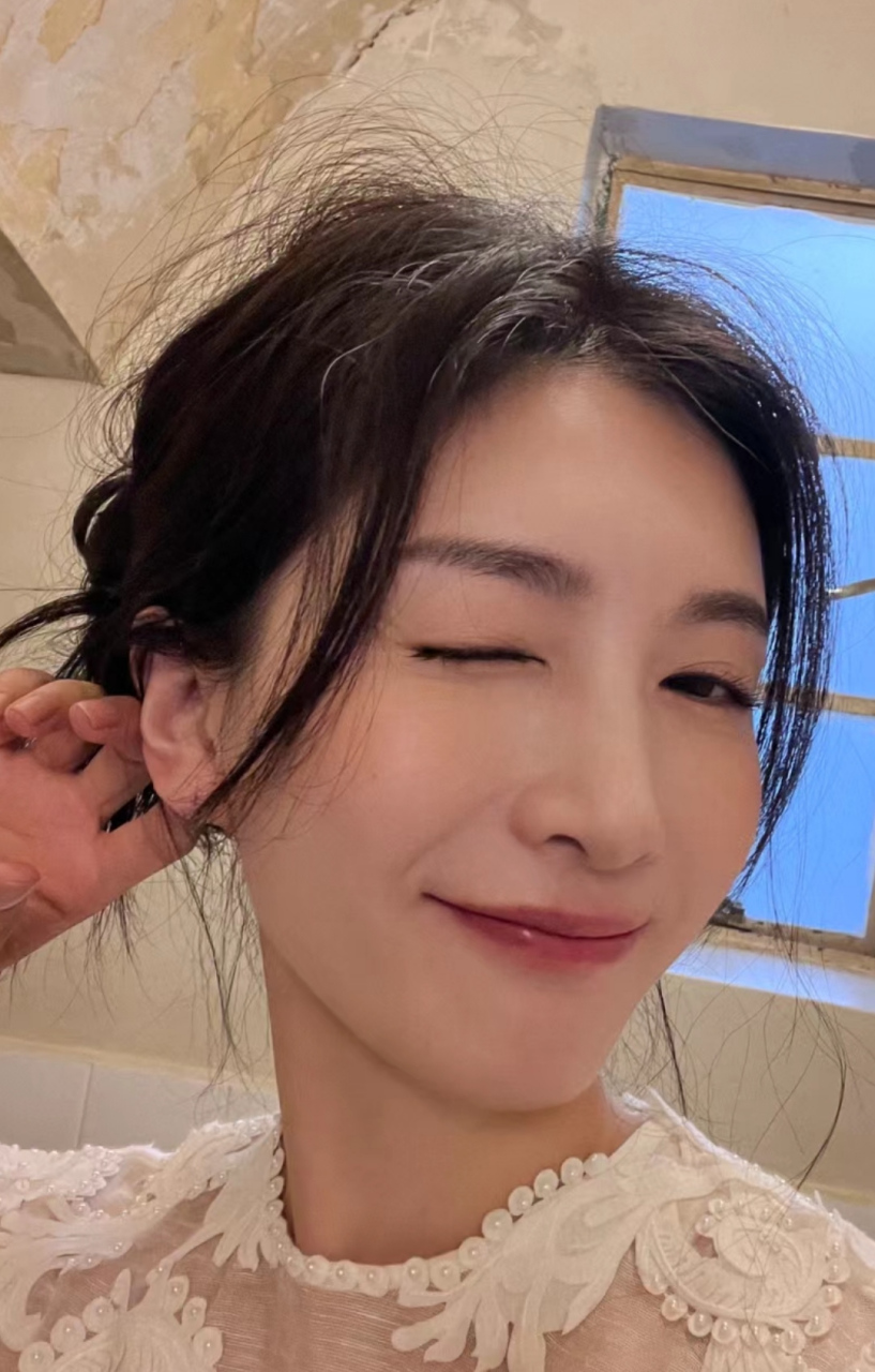 江疏影收工后晒近景自拍,对镜头wink气质难得那么甜美,她外表看着是