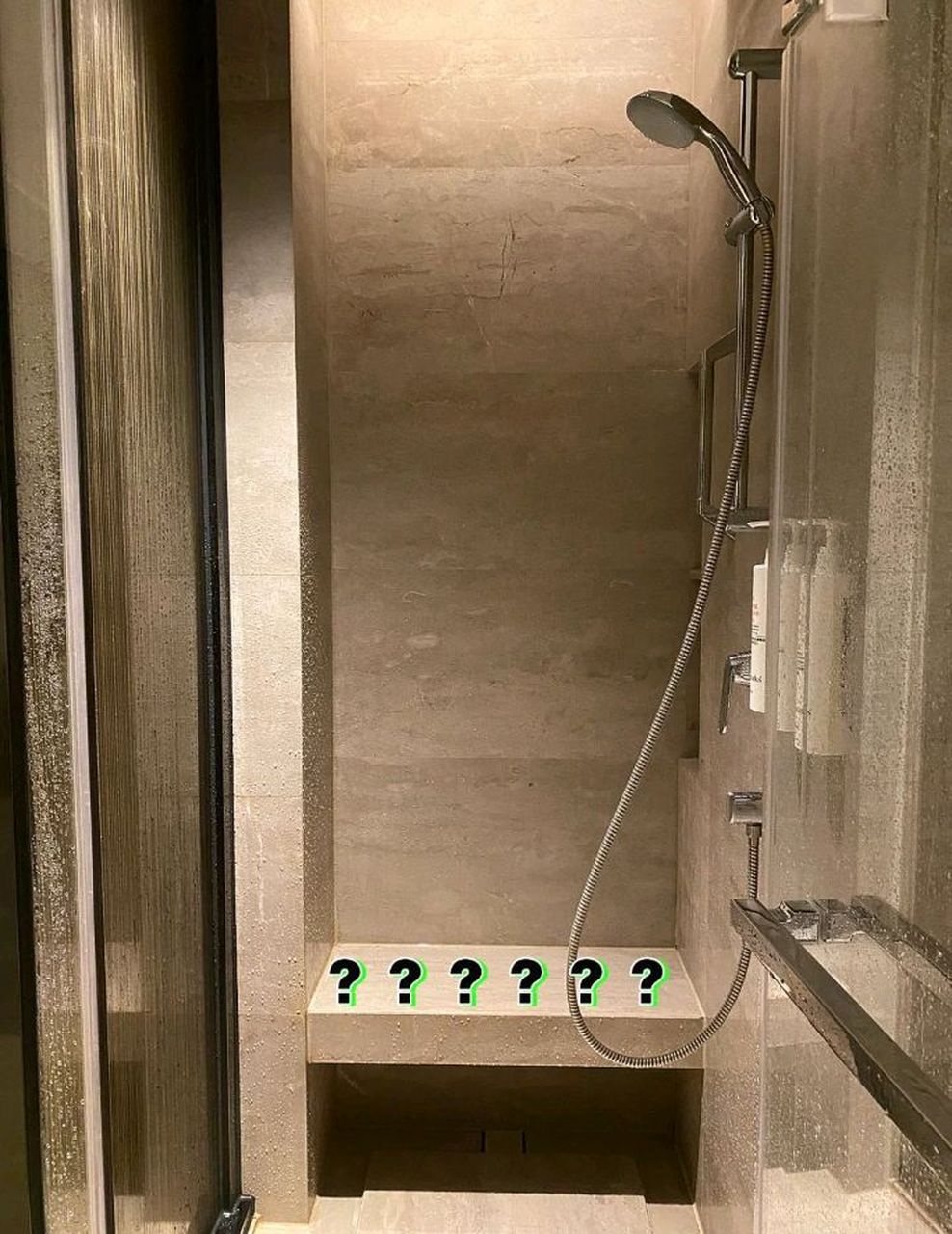 网友:很好奇,酒店浴室的石凳是干什么的?