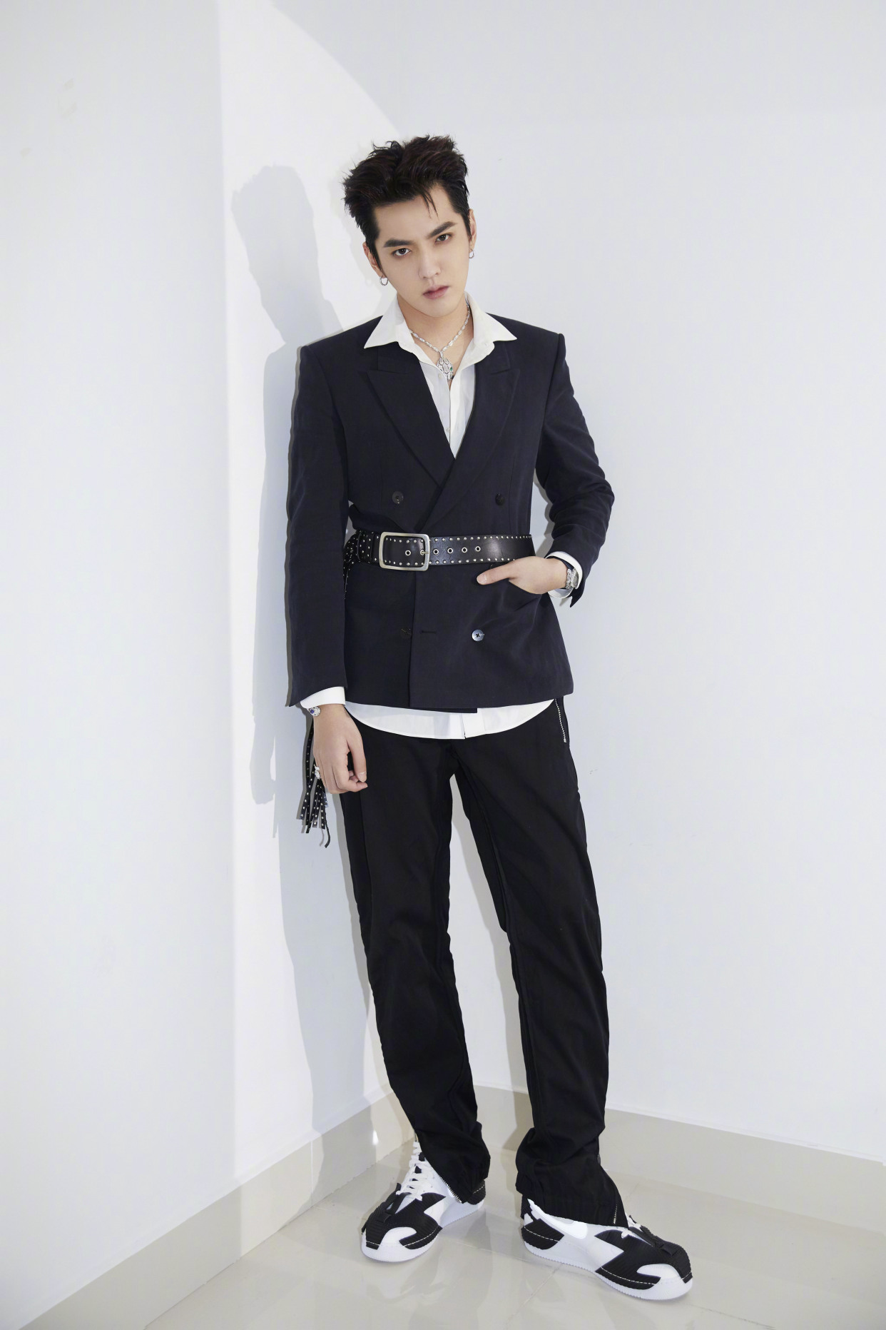 吴亦凡造型,黑色西服配运动鞋,戴着宝格丽灵蛇珠宝,巧妙又个性