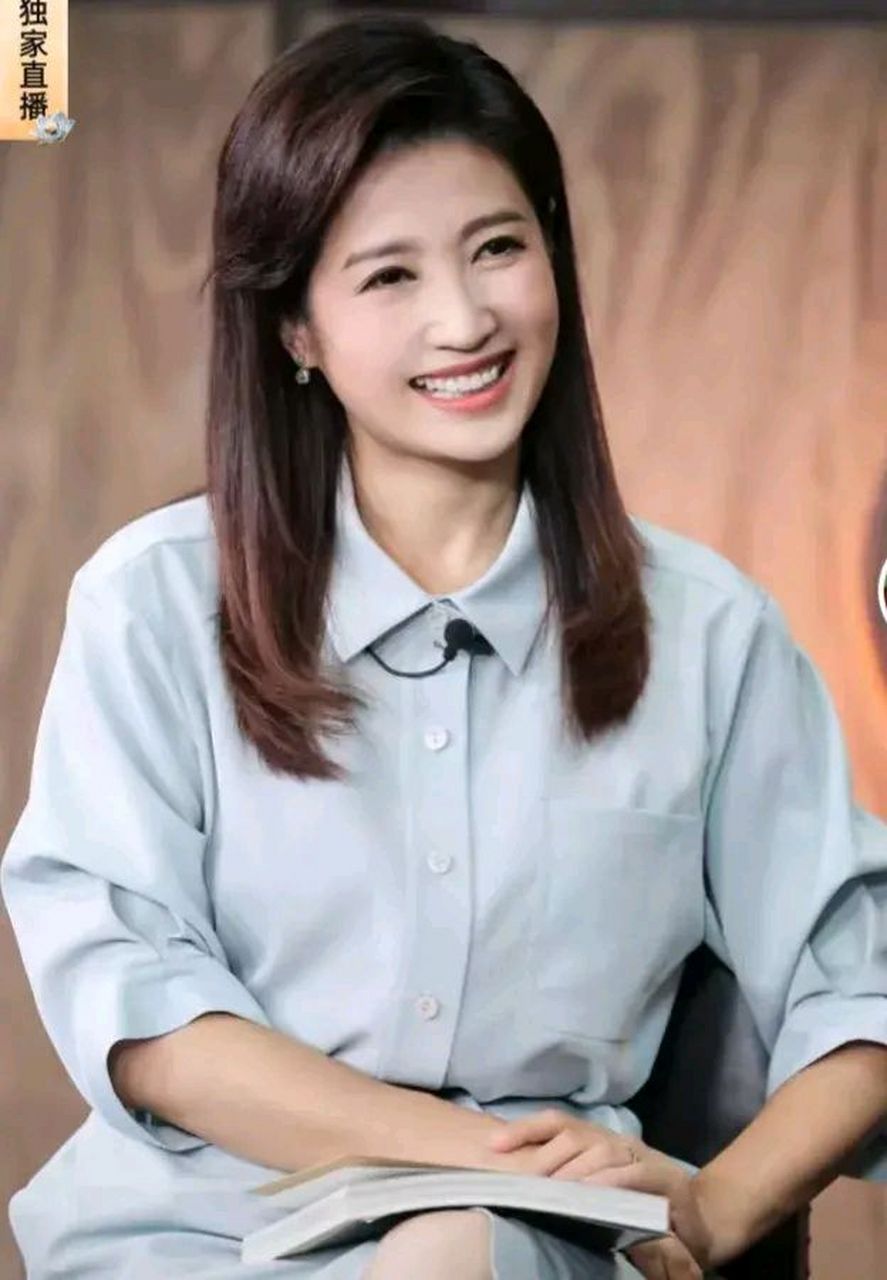 北京卫视主播徐春妮,她美丽大方,笑容可掬,穿搭时尚,主持风格大气