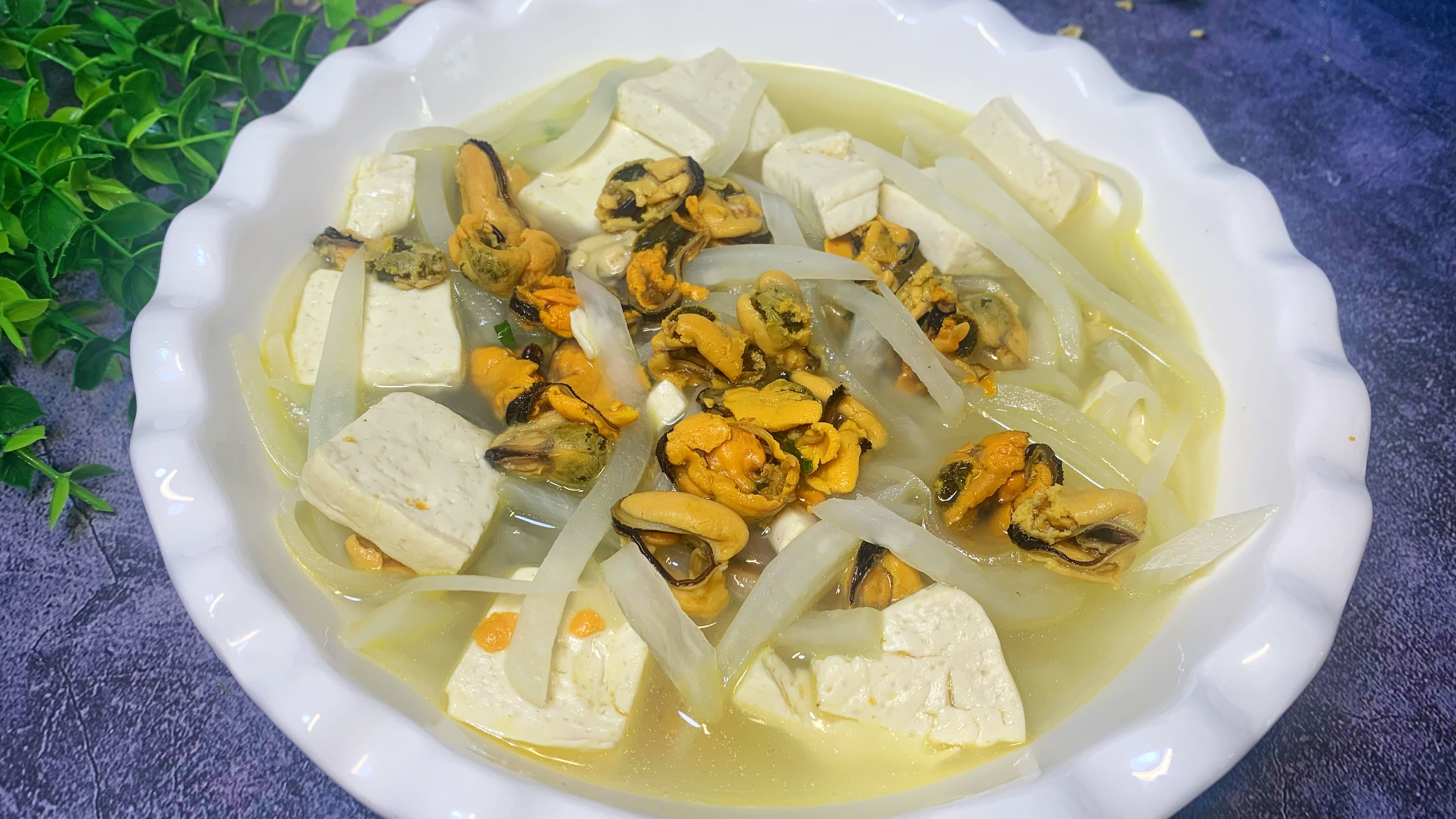 大厨教你萝卜淡菜豆腐汤家常做法,汤汁奶白浓郁,味道鲜美真好喝