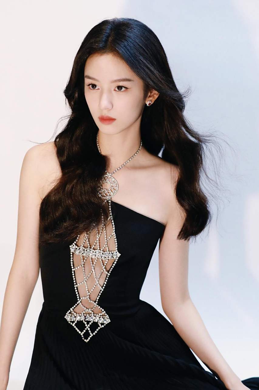 周也,1998年5月20日出生于重庆市,是一位中国内地女演员.