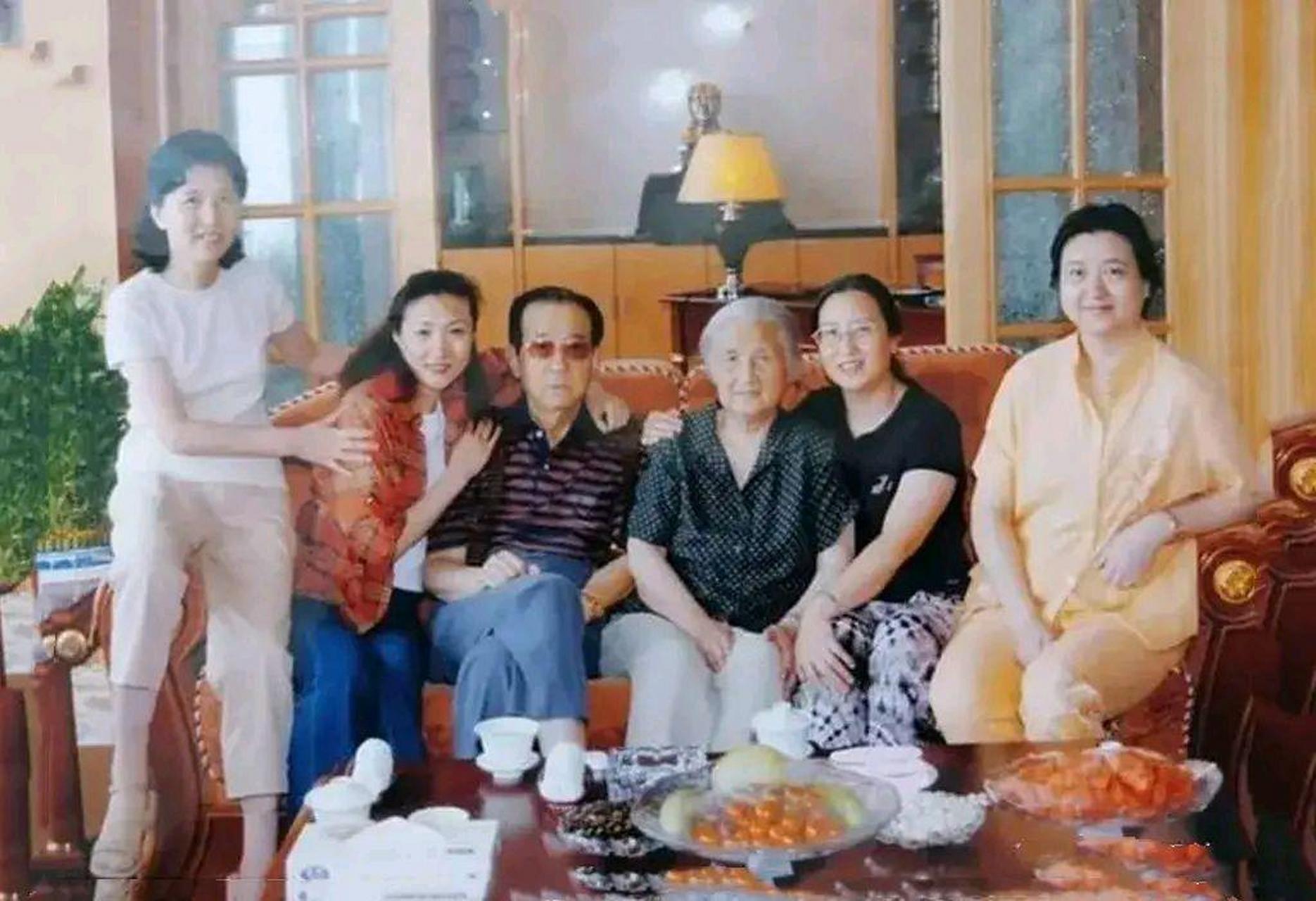 照片拍摄于2006年,原三十八军政委,国家体委主任,广州军区政委王猛与