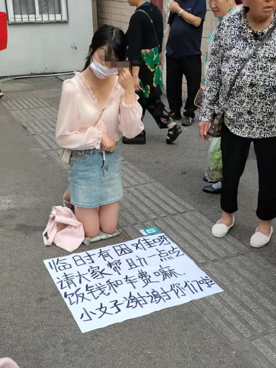 这女子内心太强大,能在大街上放下自尊,下跪乞讨骗钱,就不能硬着脸皮