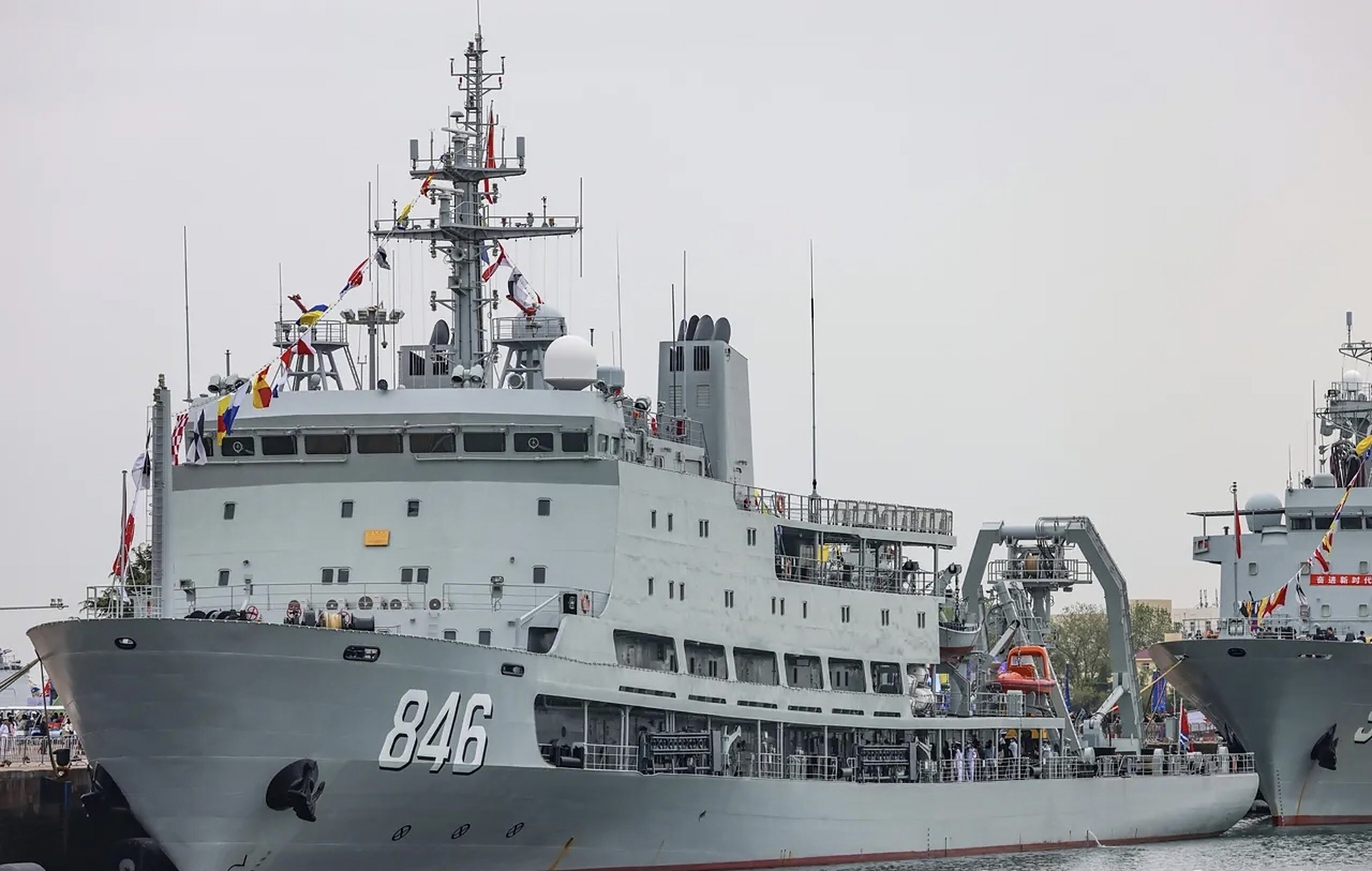 中国9899海军846洪泽湖船 926型综合援潜救生船 该船原舷号为864