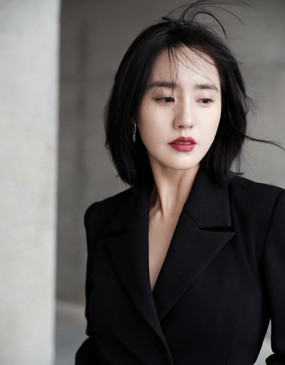 王智一身黑色系好美好有气质呢[心]状态好好呢,王智你穿黑色西装好美