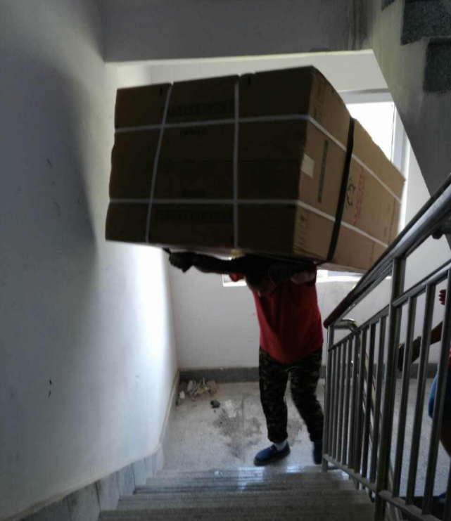 搬家累成狗,感慨体力下降太快,搬家工人威猛把丢失玻璃要回来了