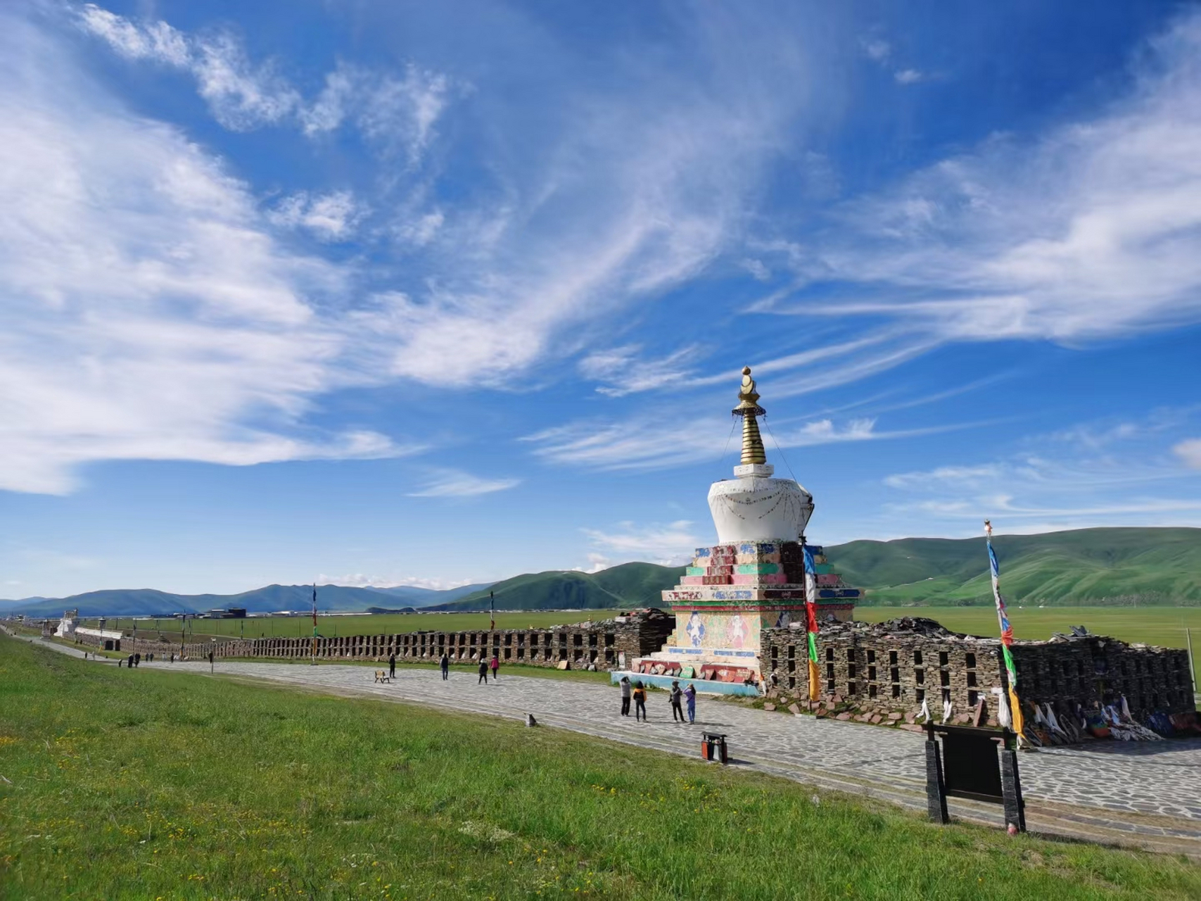 巴格玛尼石经墙位于四川省石渠县长沙贡马乡,巴格玛尼石经墙总长约1.