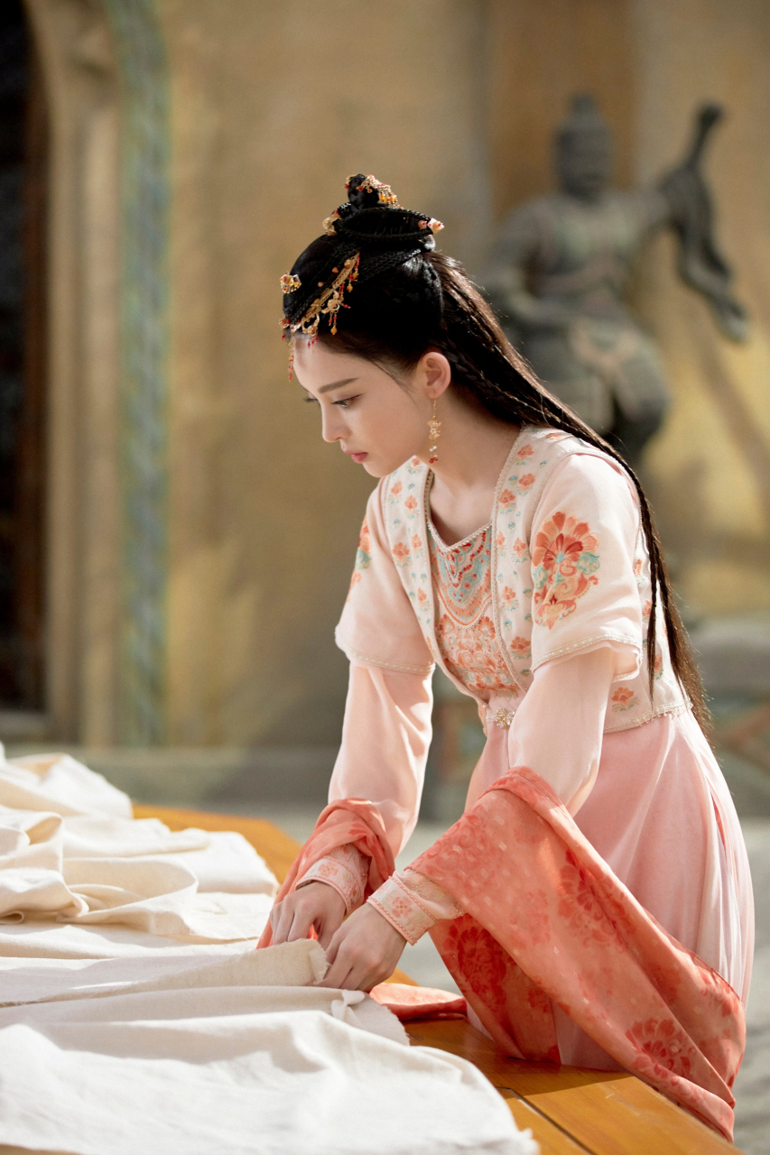 是古力娜扎和许魏洲的二搭啊,以前在湖南卫视看过他们演的一个古装剧