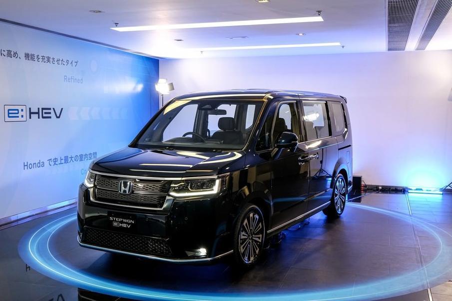 本田stepwgn"黑骑士",大气7座mpv风格,炫酷的灯组设计