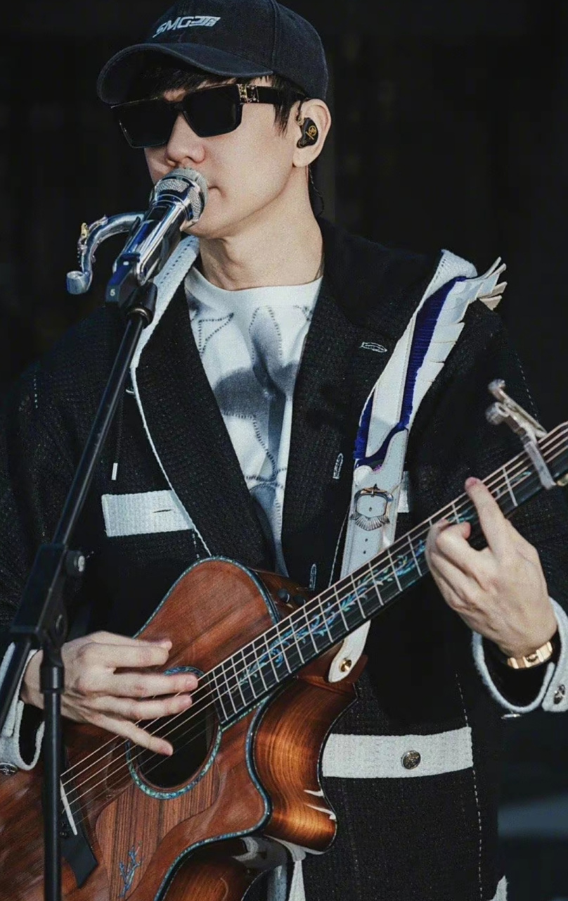 林俊杰为巡回演唱会排练,手拿银色定制话筒太有范儿,他的音乐是陪伴着