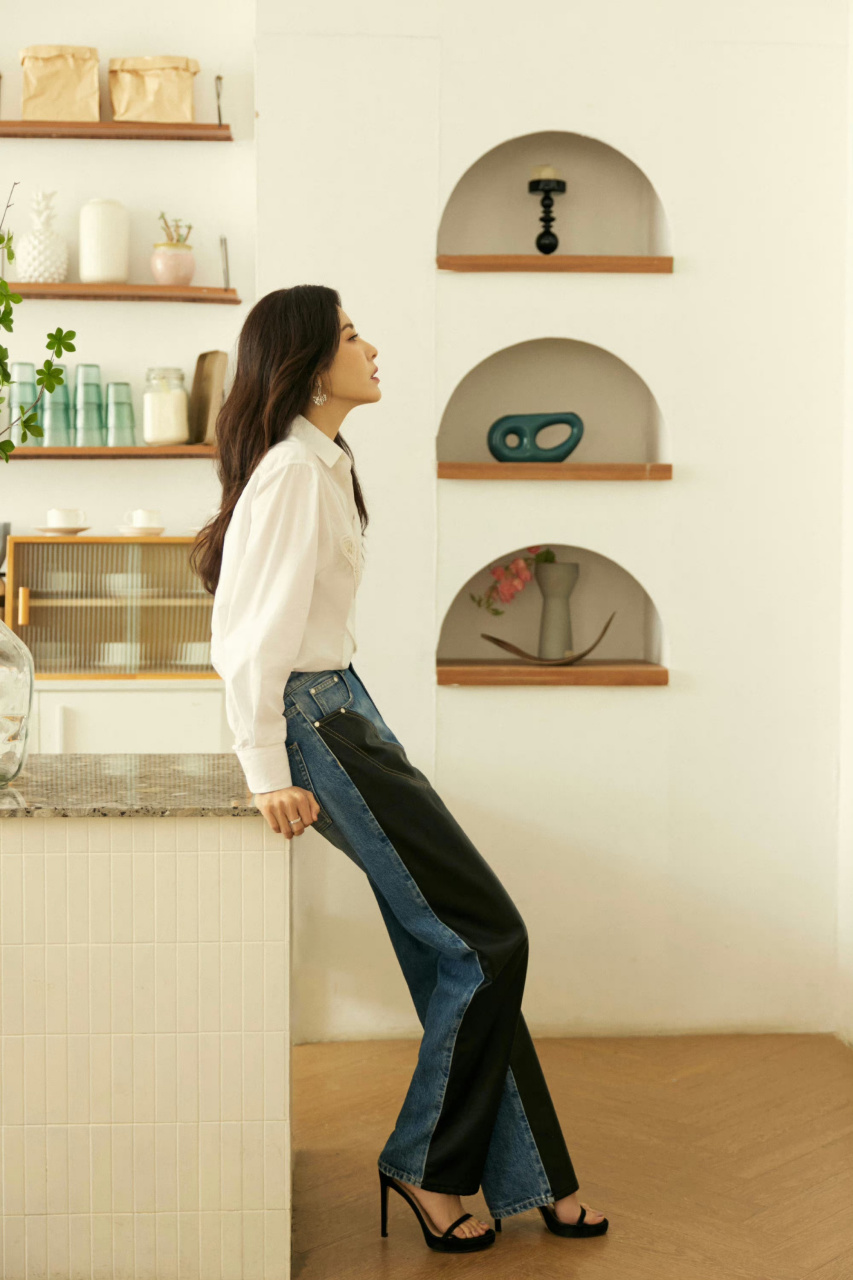 曾黎  高跟凉鞋美jio[亲吻][亲吻]