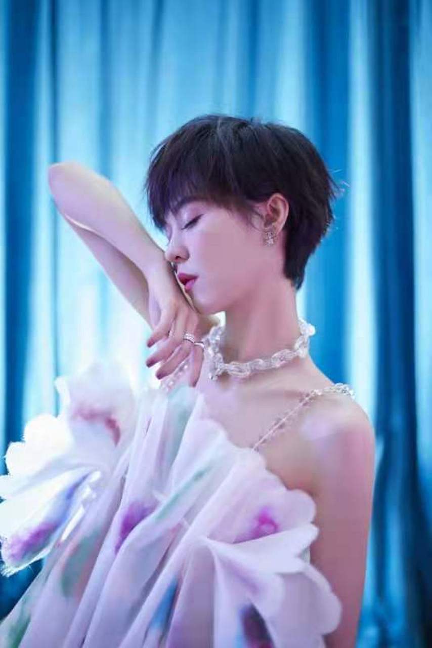娱乐最前沿 郁可唯短发更加的精致,相比起李宇春,更有女人味