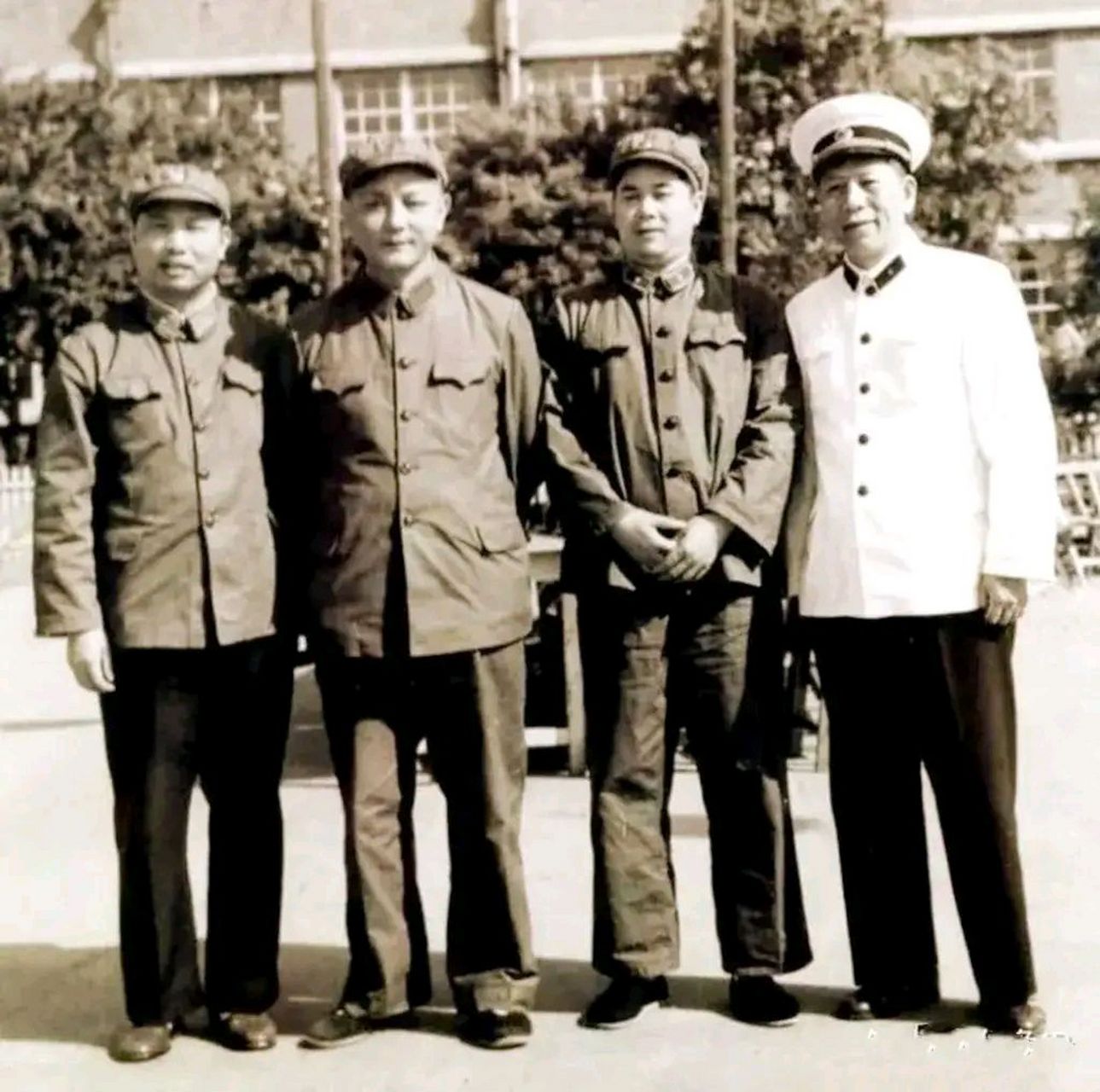 1964年春,时任旅大市委常委,旅大警备区第二政委吴岱(左二)与时任旅大