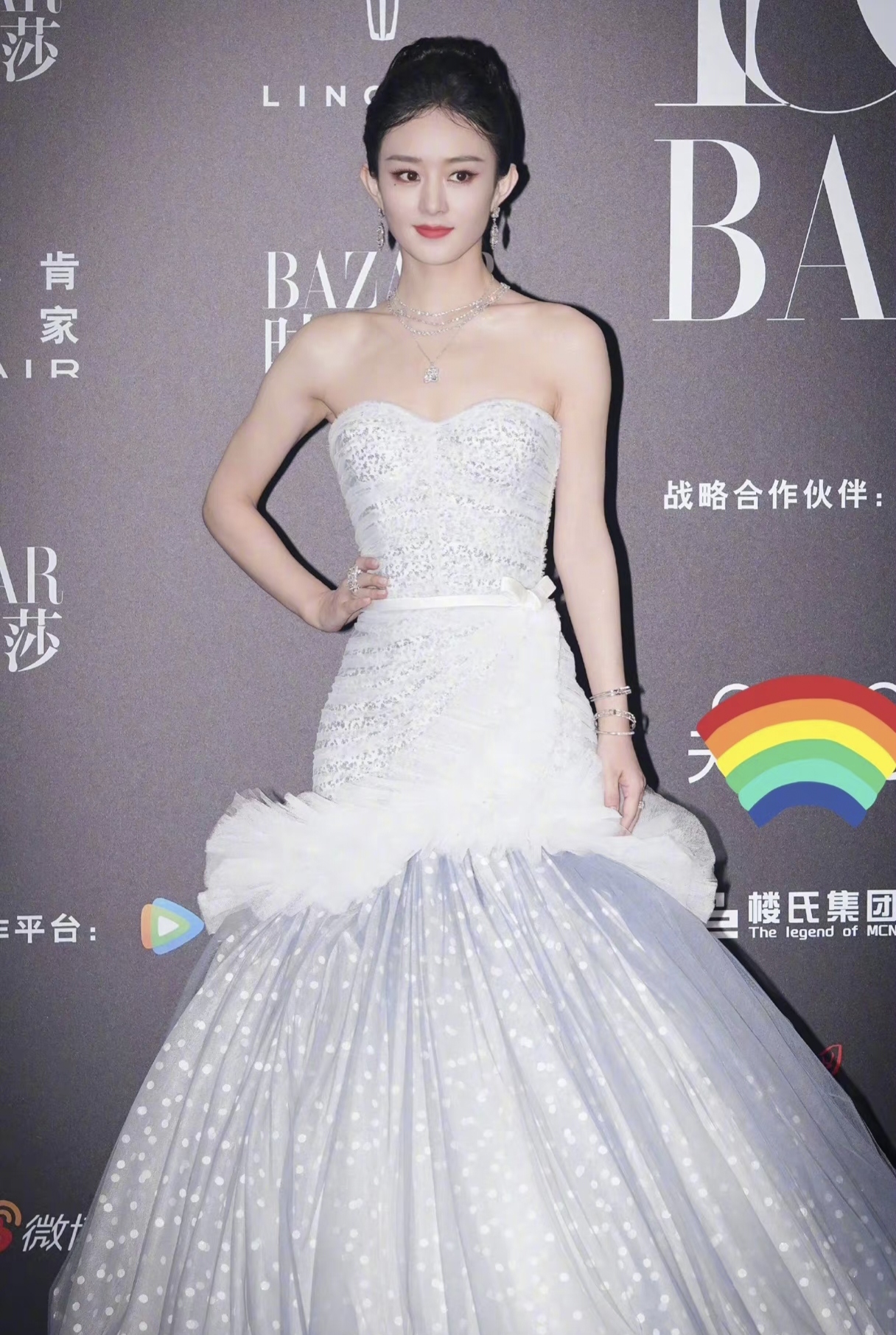 赵丽颖i银白色鱼尾裙,宛如一朵盛开的白玉兰花