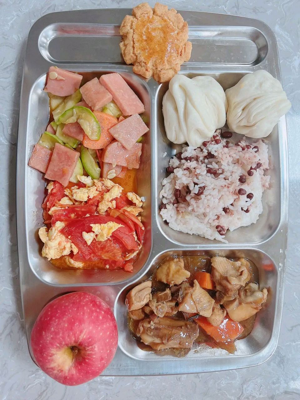 这是孩子在学校的午餐,坐标山东德州,12元标准.  去年是8.