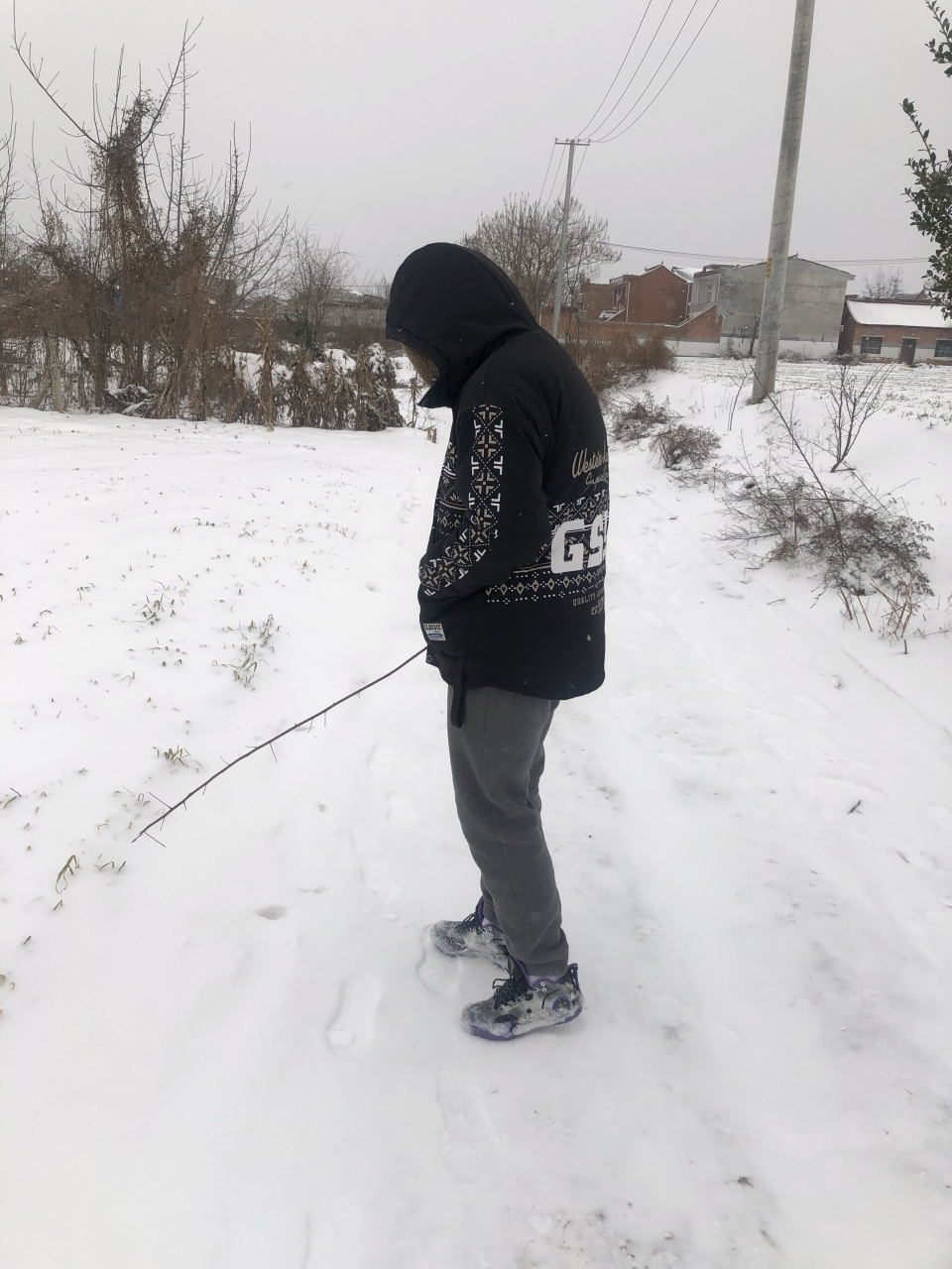 下雪了,太冷了本不想出門,可孩子非要讓我陪他出去玩雪.