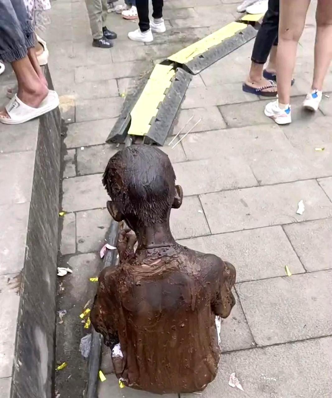 这小孩是掉进泥坑了吧